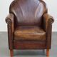 Fauteuil design en cuir de mouton aux finitions soignées et soignées