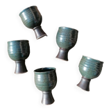 Tasses gobelets en grès sur pied originales signées.