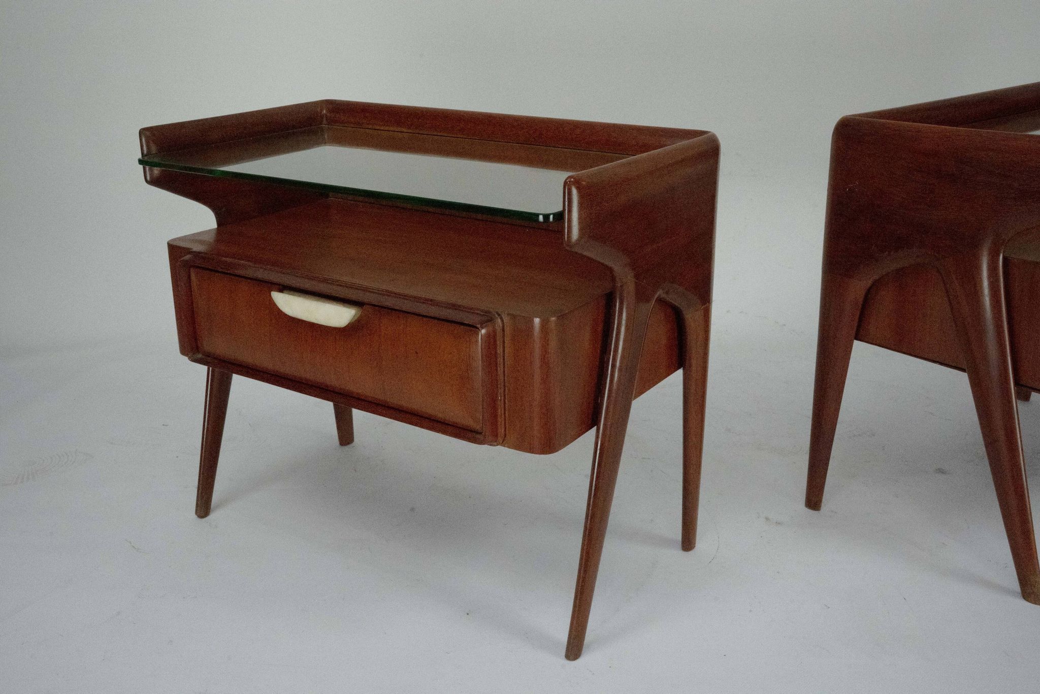 Paire de tables de chevet italiennes Mid-Century Modern, années 1950.