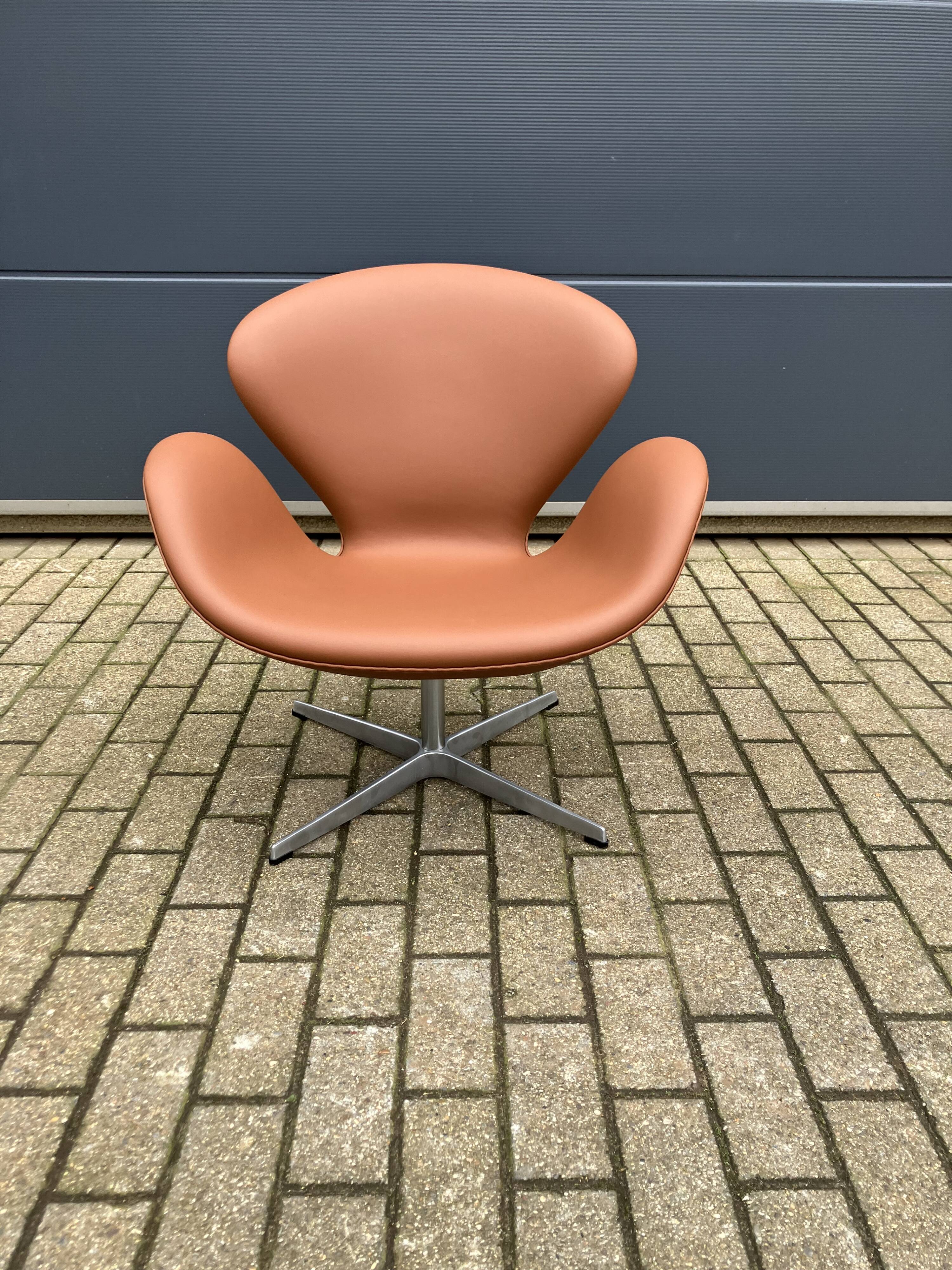 Fritz Hansen Swan chair by Arne Jacobsen in Cognac leather, NEW condition!!
