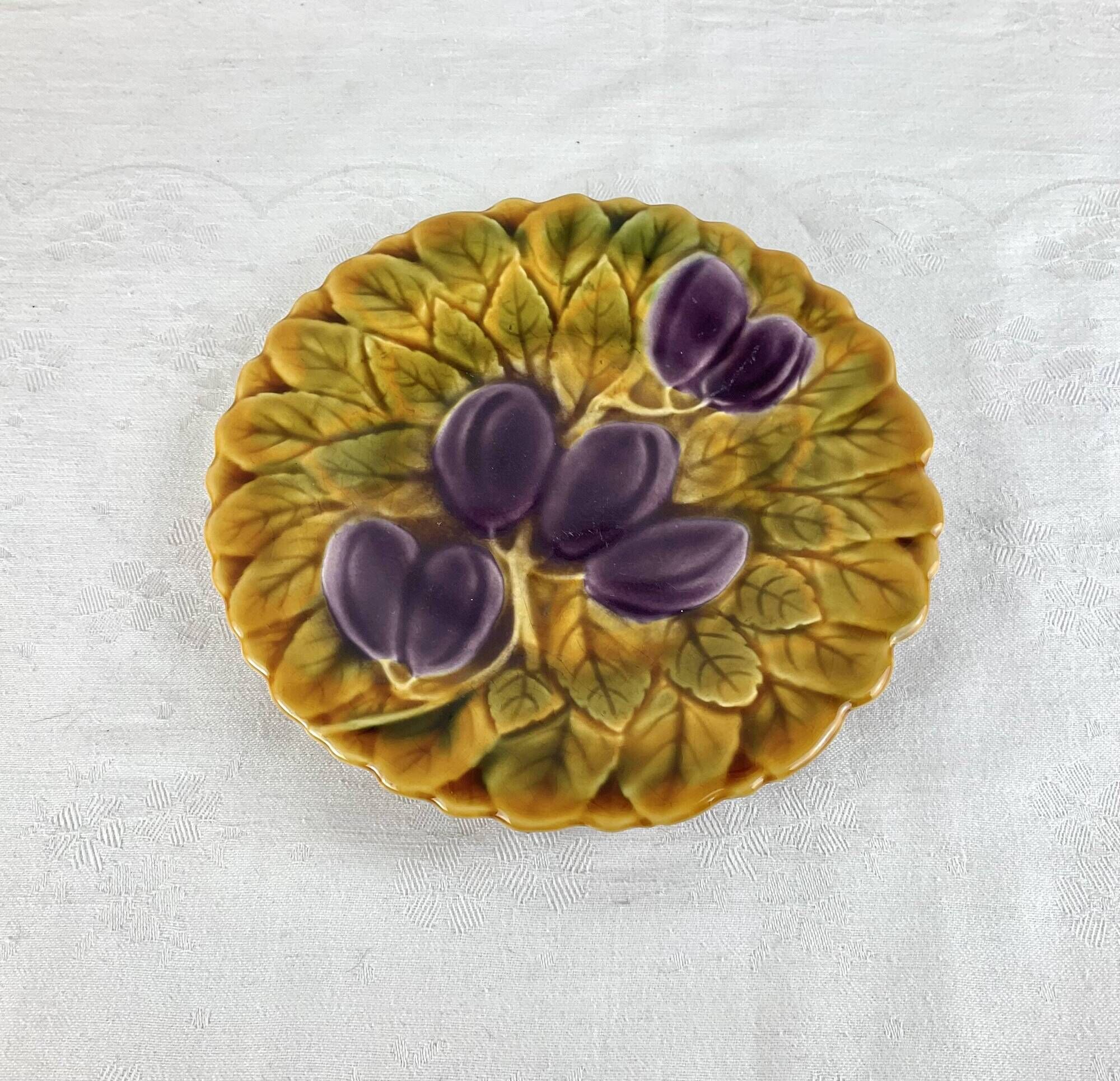 Petite Assiette en faïence majolique de Sarreguemines. Barbotine