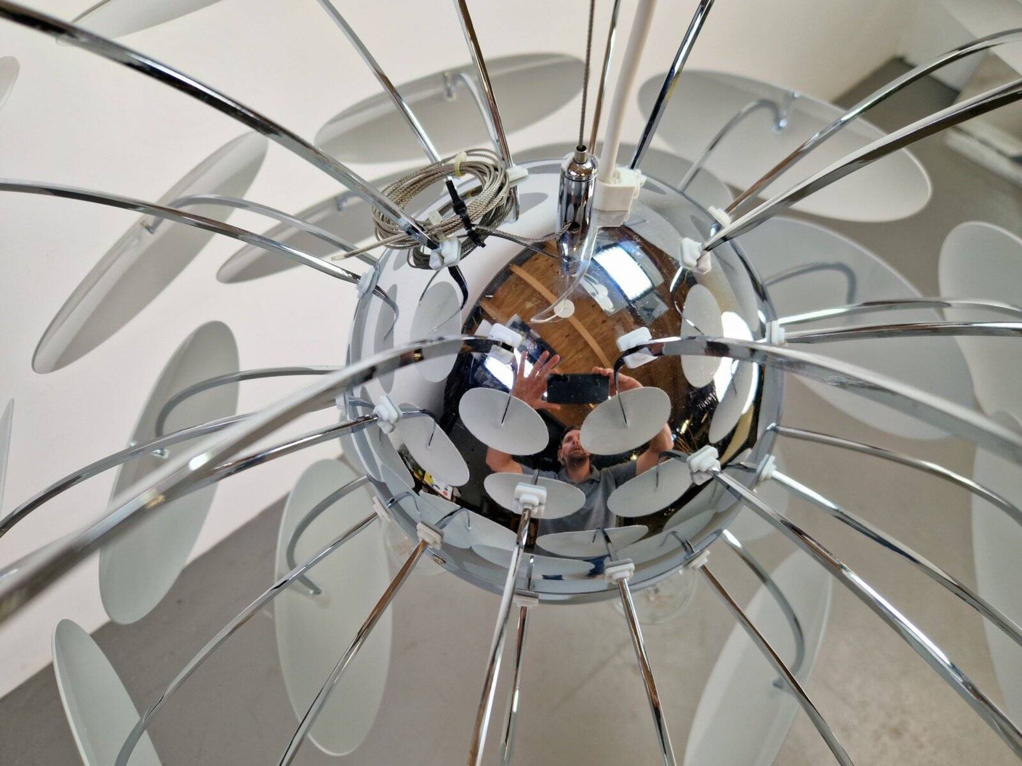 Suspension Discocó blanche par Christophe Mathieu pour Marset, années 2000.