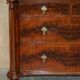 Commode Victorienne en Bois Flammé avec Roulettes en Porcelaine