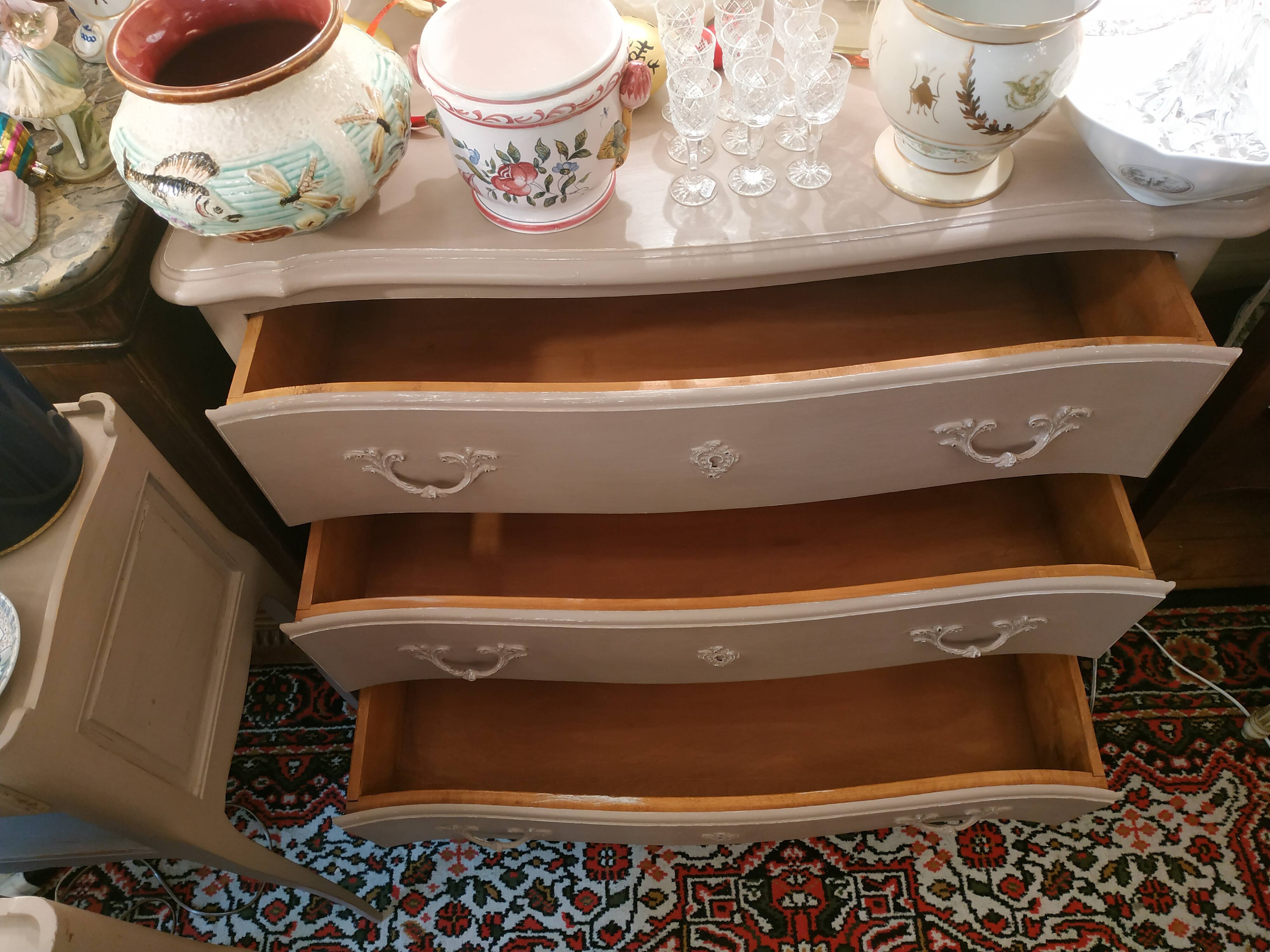 Commodity Louis XV-style