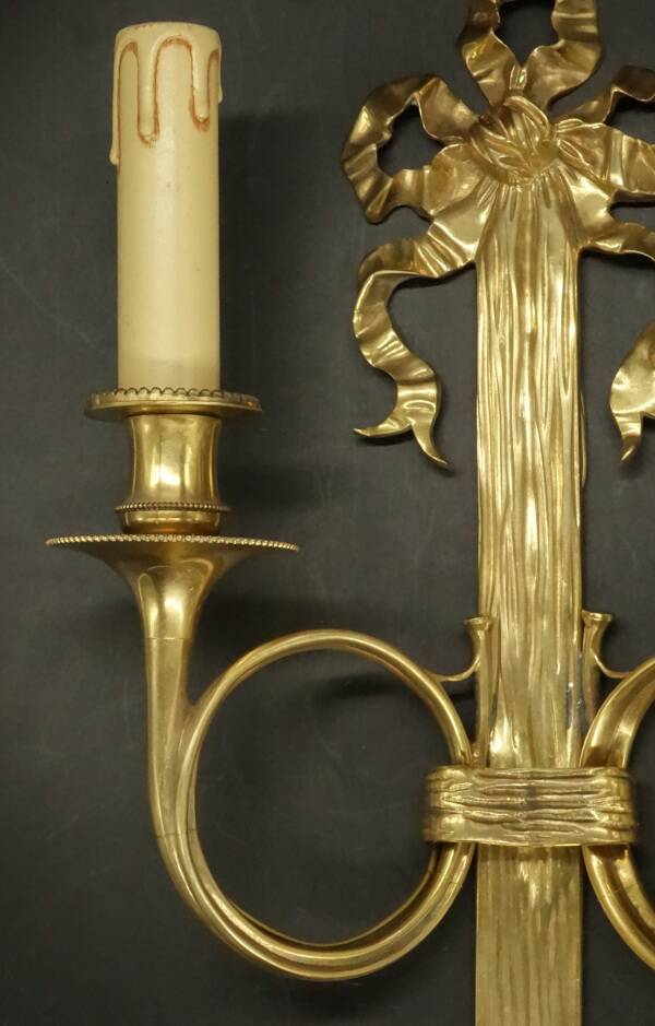 Large pair of wall sconces, bows & hunting horns, Louis XVI style - bronze