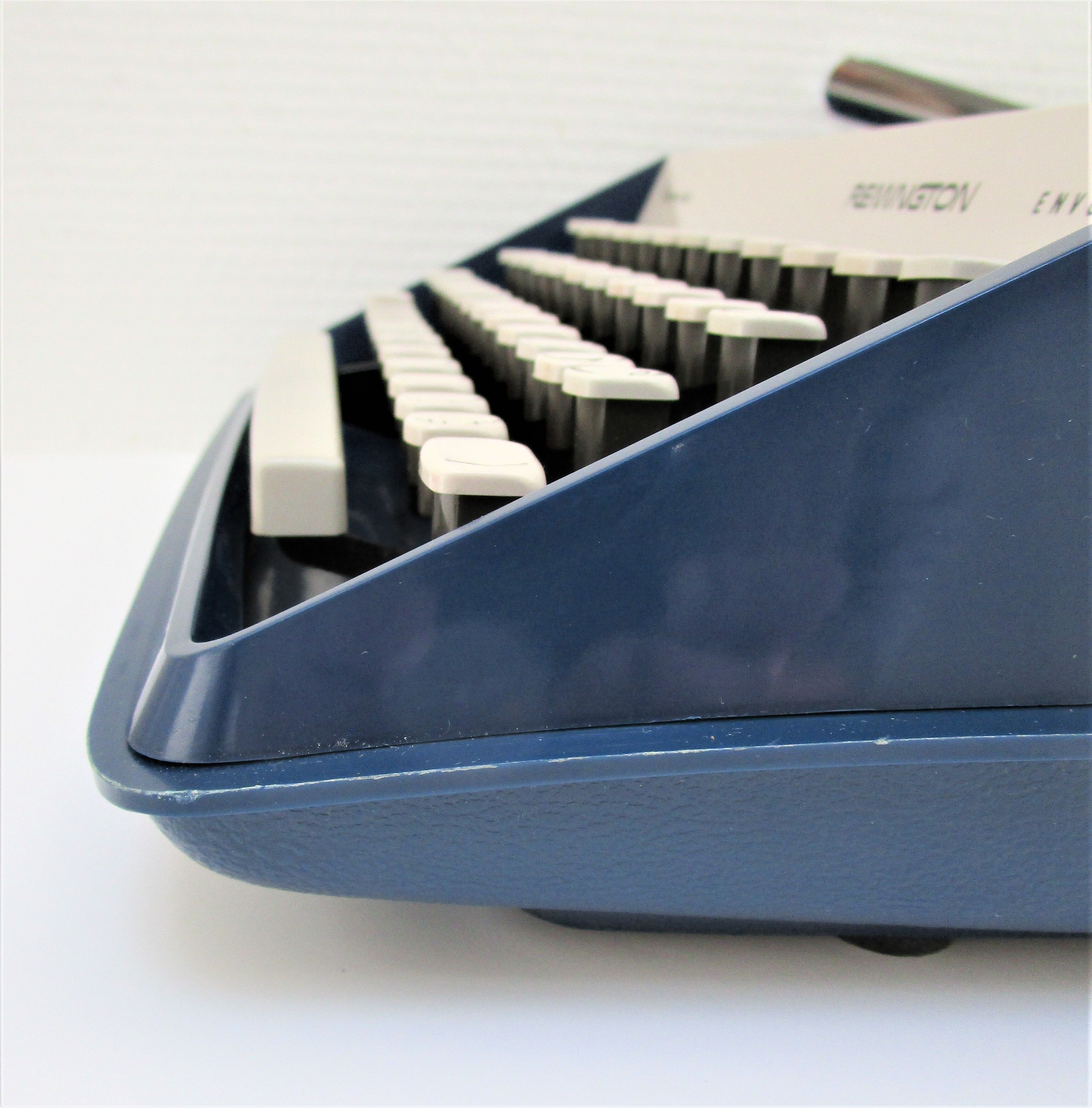 typewriter Remington Sperry rand Envoy III blue and white 70s