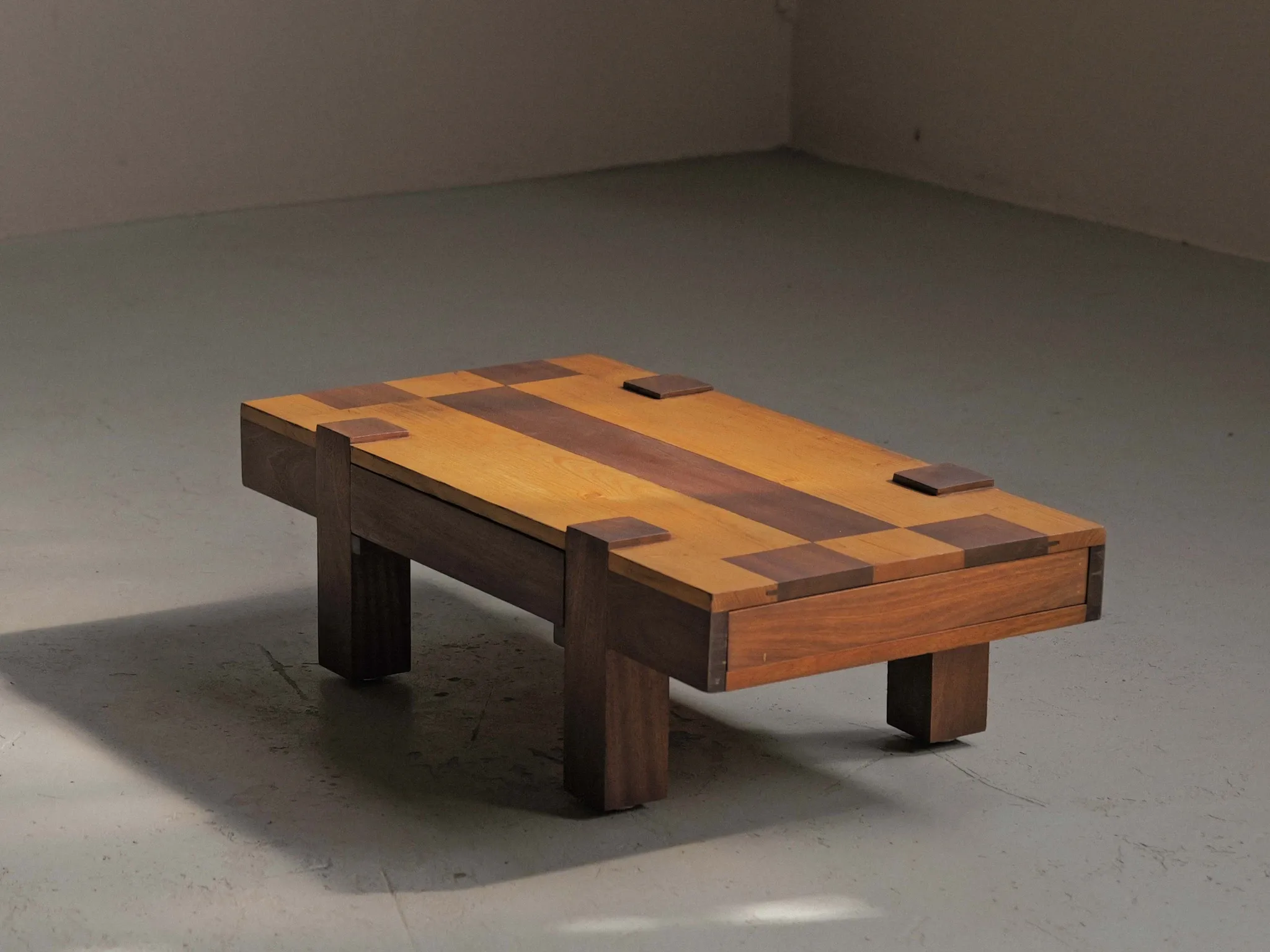 Table basse artisanale à plateau graphique, vers 1980