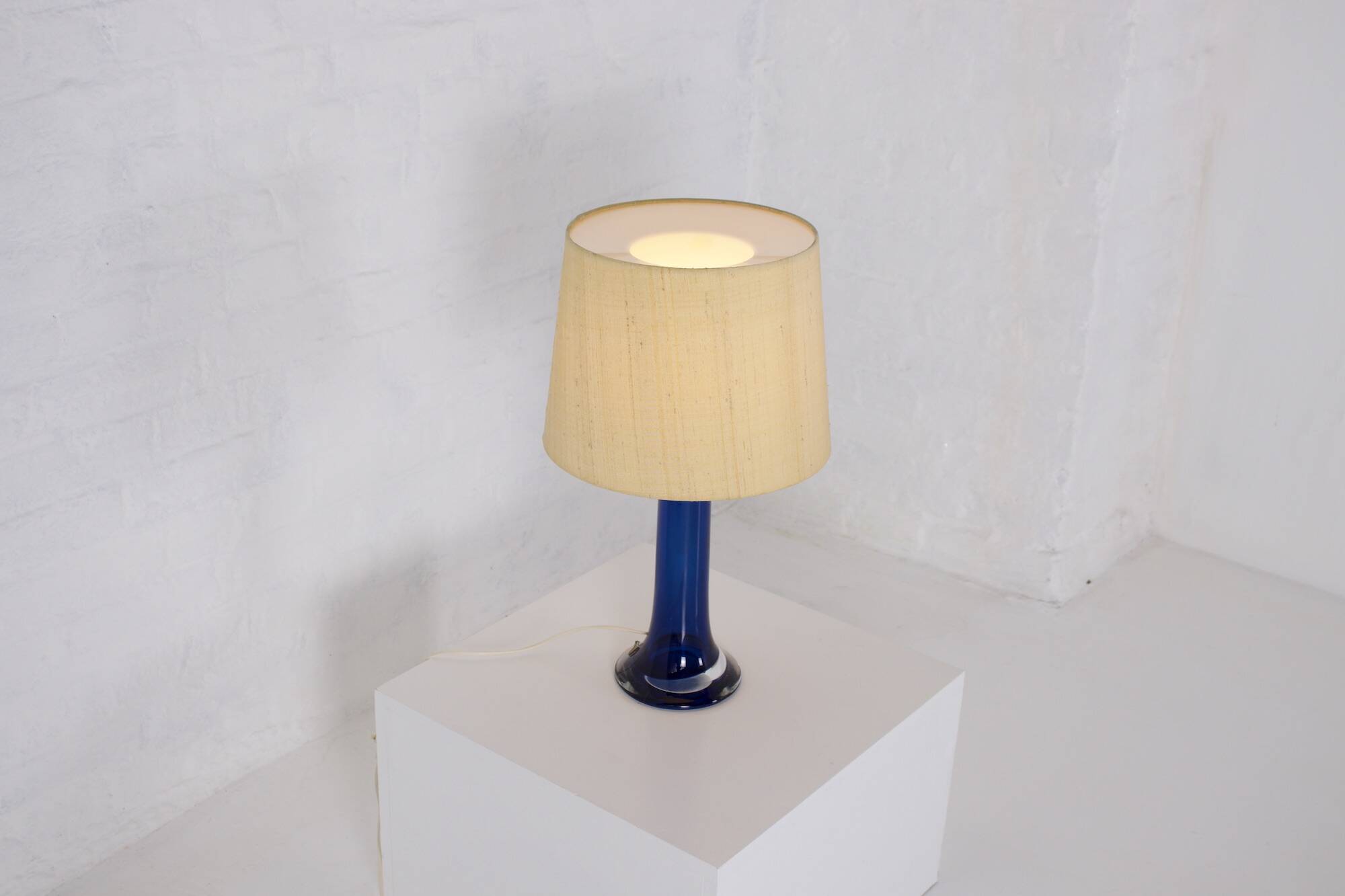 Lampe en cristal bleu cobalt Luxus Vittsjö Sweden.