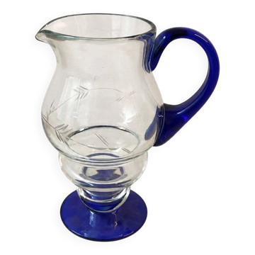 Carafe en verre bleu