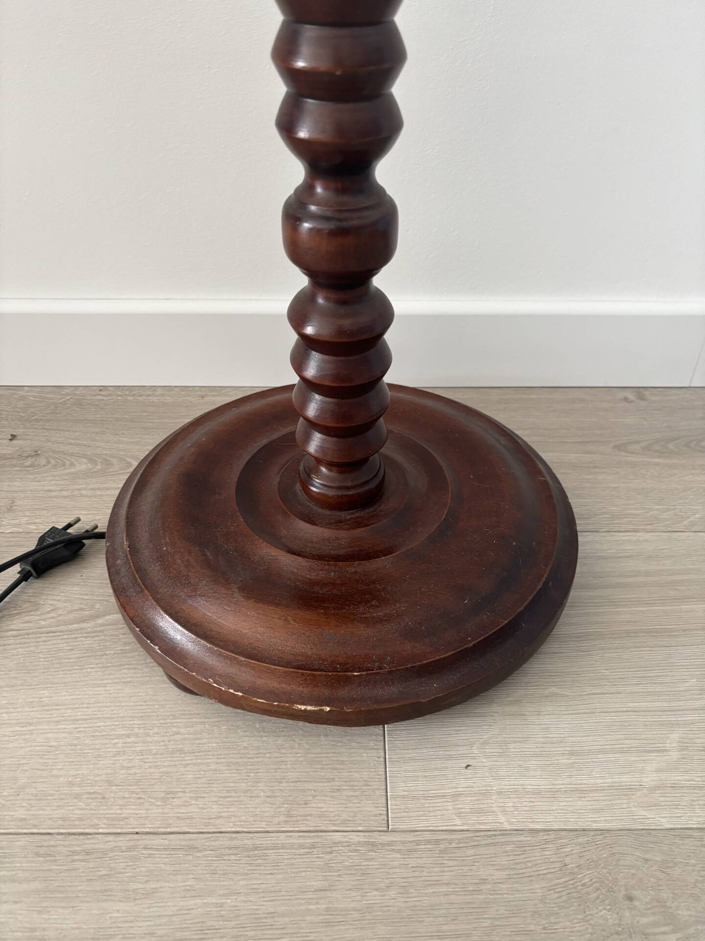 Lampadaire vintage en bois tourné avec tablette intégrée 