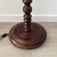 Lampadaire vintage en bois tourné avec tablette intégrée 