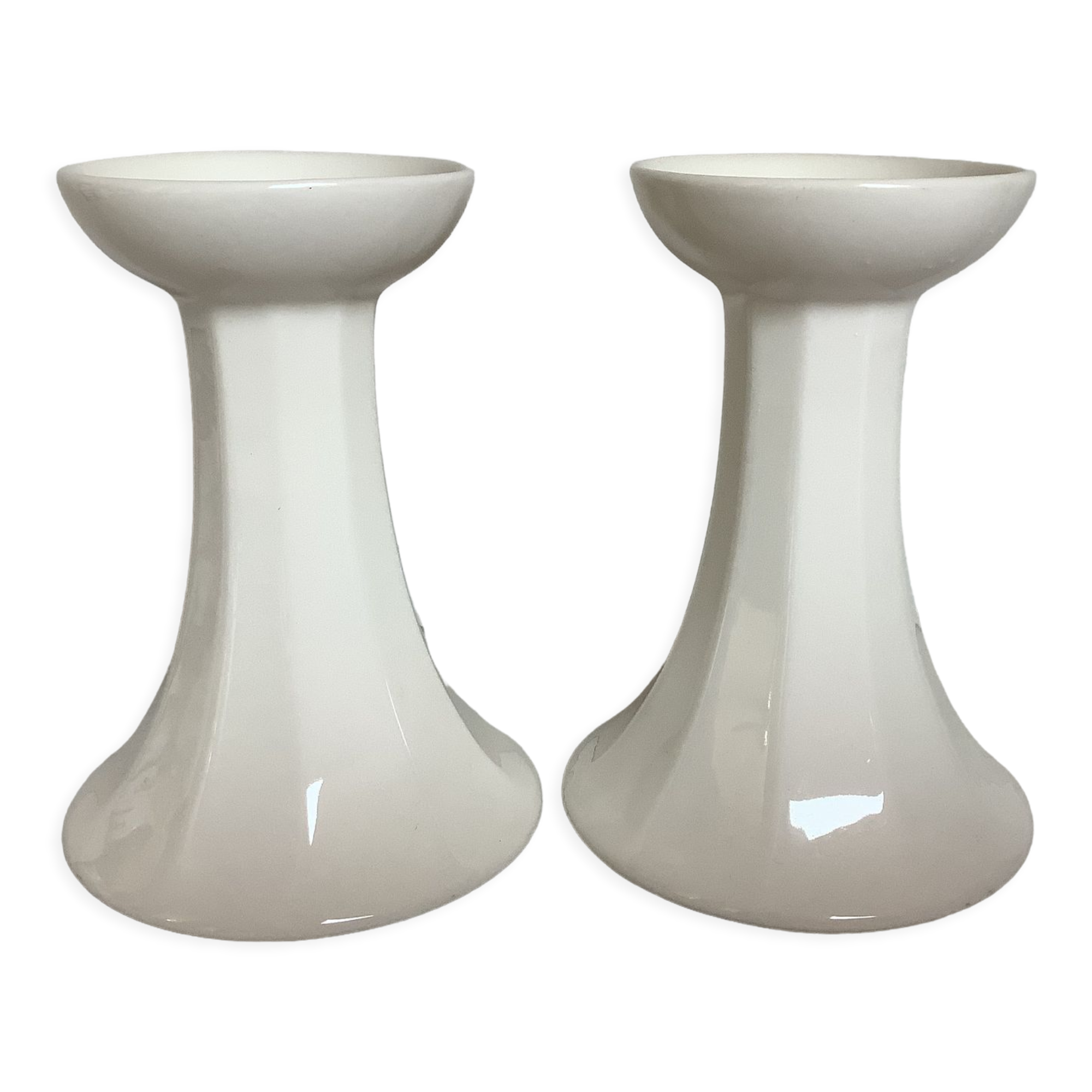 Paire de bougeoirs blancs à facettes pied tulipe