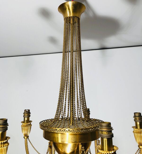 Lustre de style néoclassique en laiton décoré de guirlandes de perles