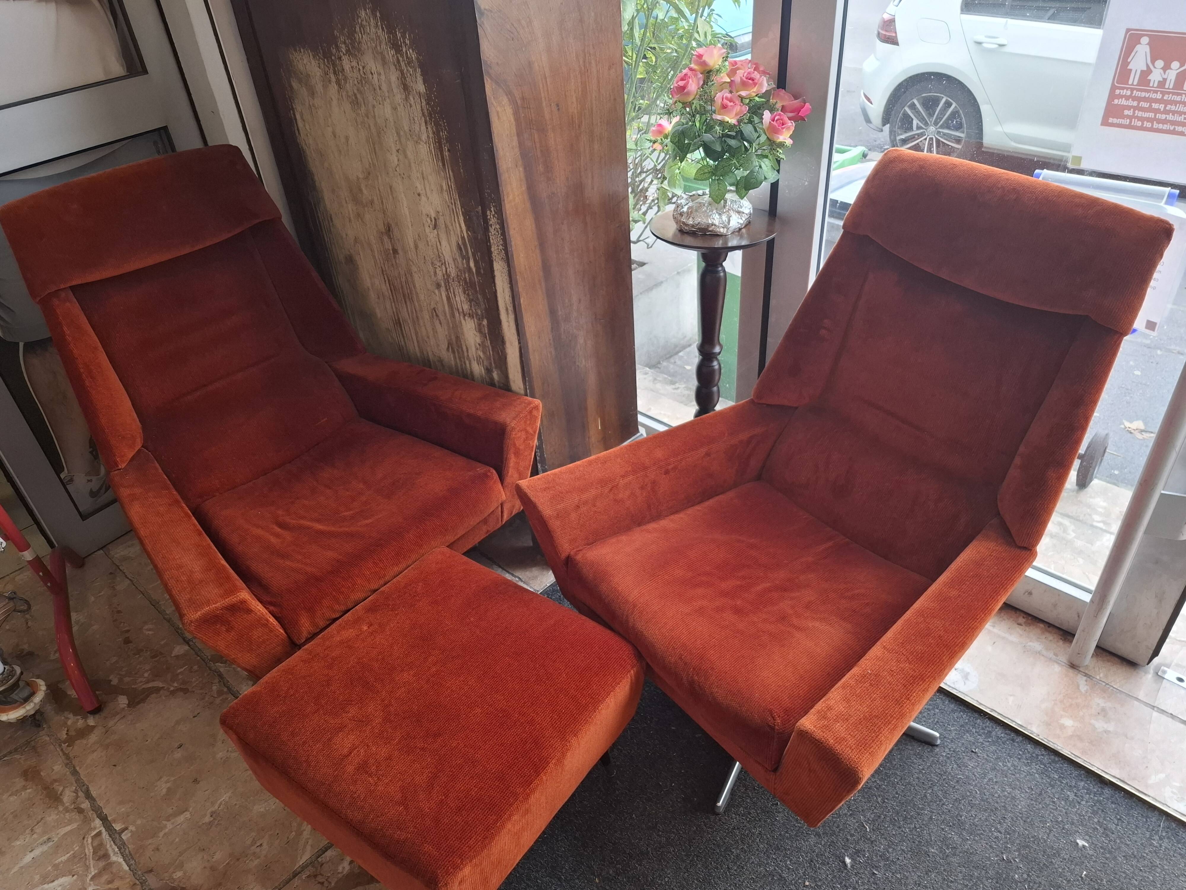 Lot of 2 armchairs and 1 ottoman.