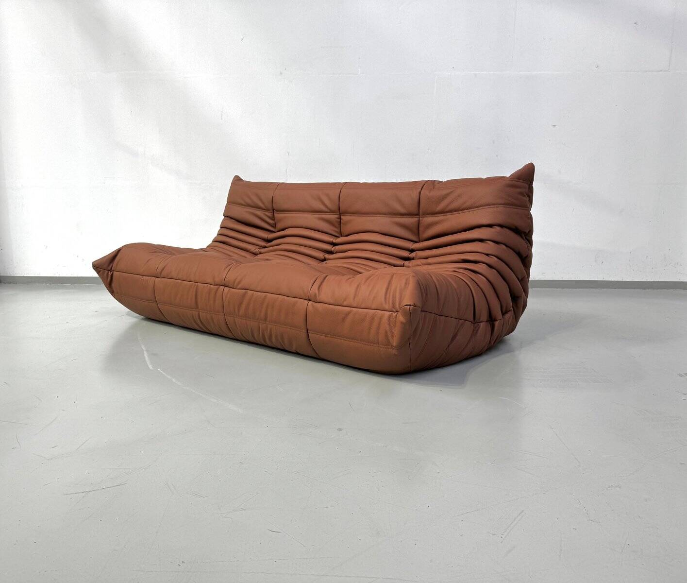 Canapé Togo français en cuir de vachette épais couleur cognac, signé Michel Ducaroy pour Ligne Roset