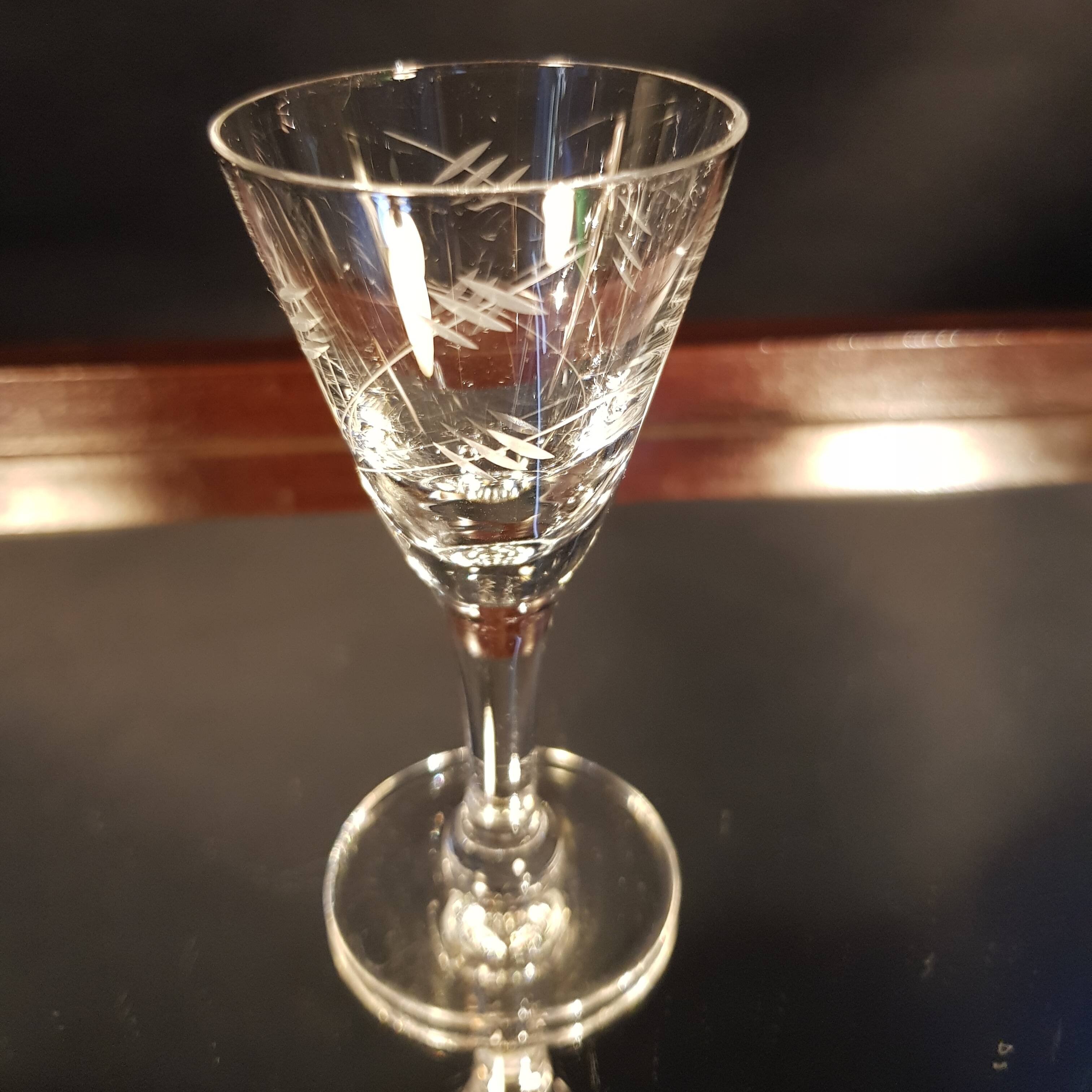 6 verres à liqueur ciselés
