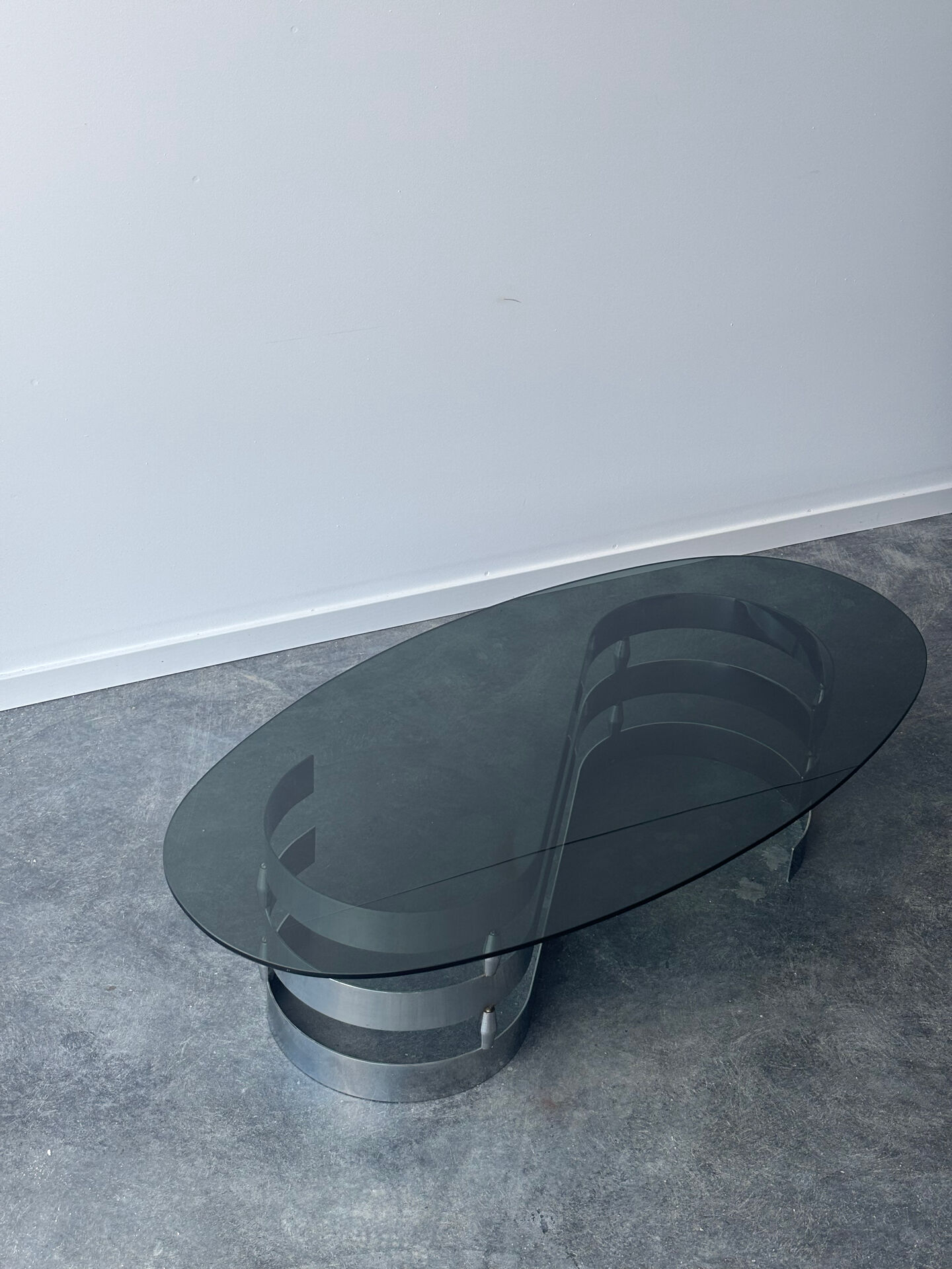 Table basse design en verre fumé et chrome 1970