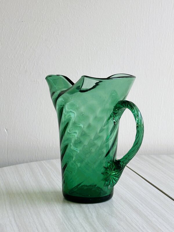 Pichet en verre soufflé vert, design torsadé unique