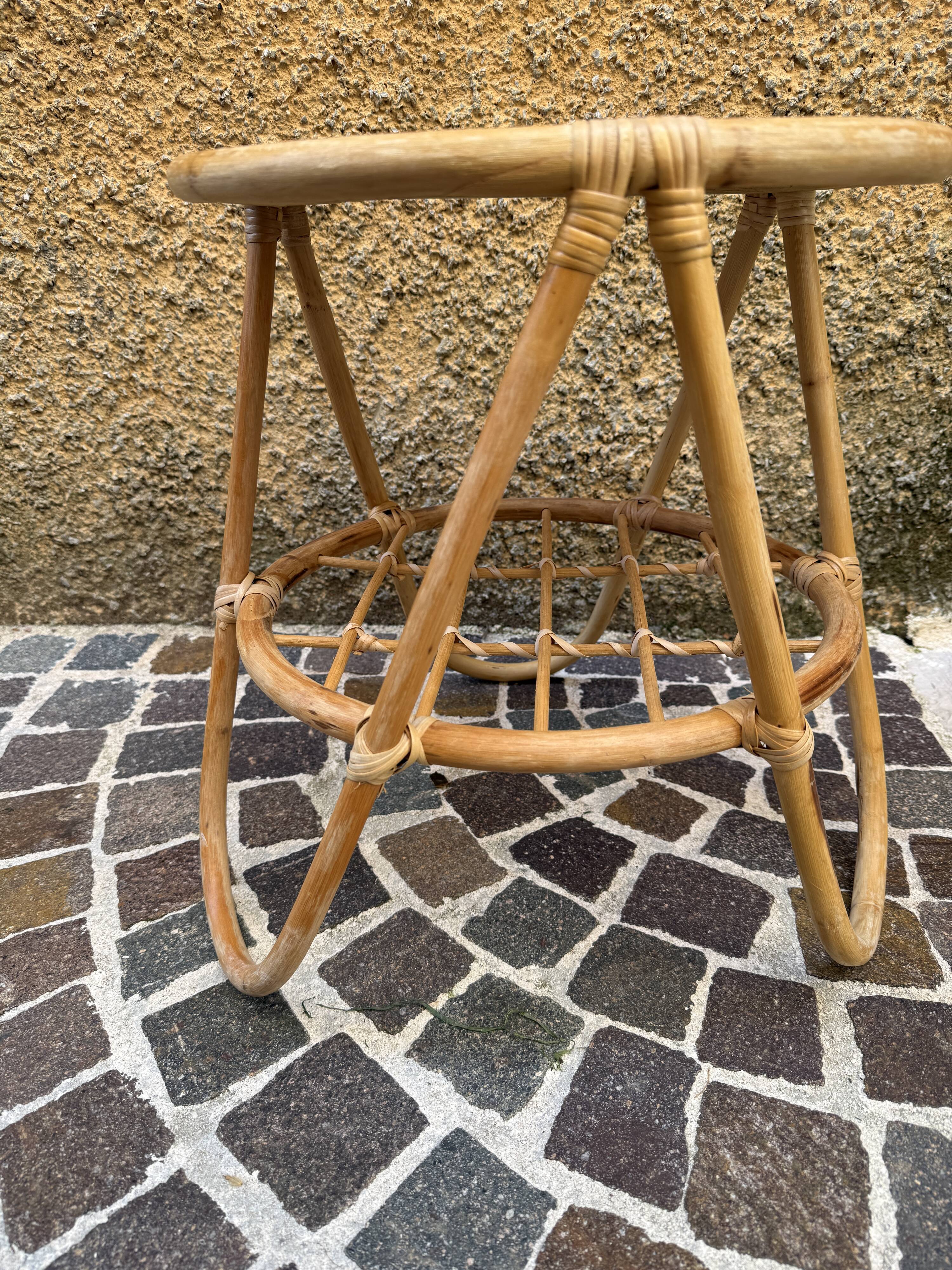 Vintage round rattan side table in very good condition.