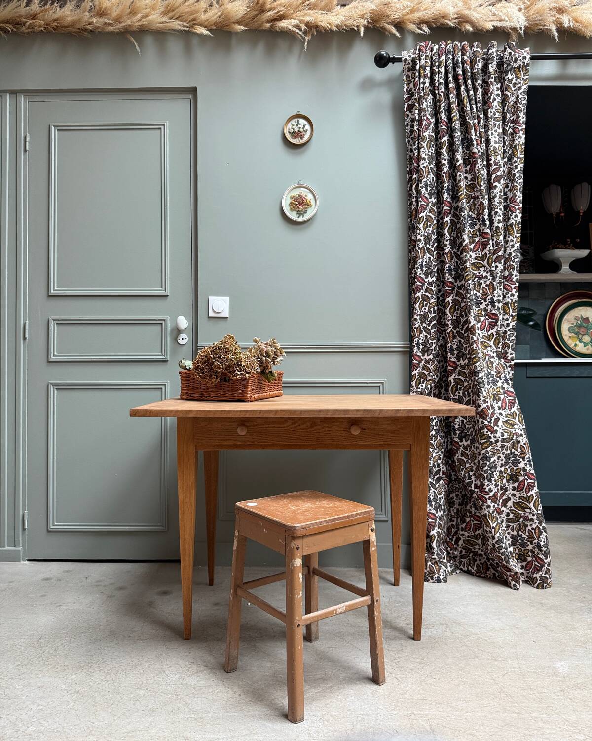 Bureau vintage aux pieds fuseaux, rénové