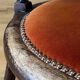 Fauteuil Windsor à dossier peigne, bois teinté et velours terracotta