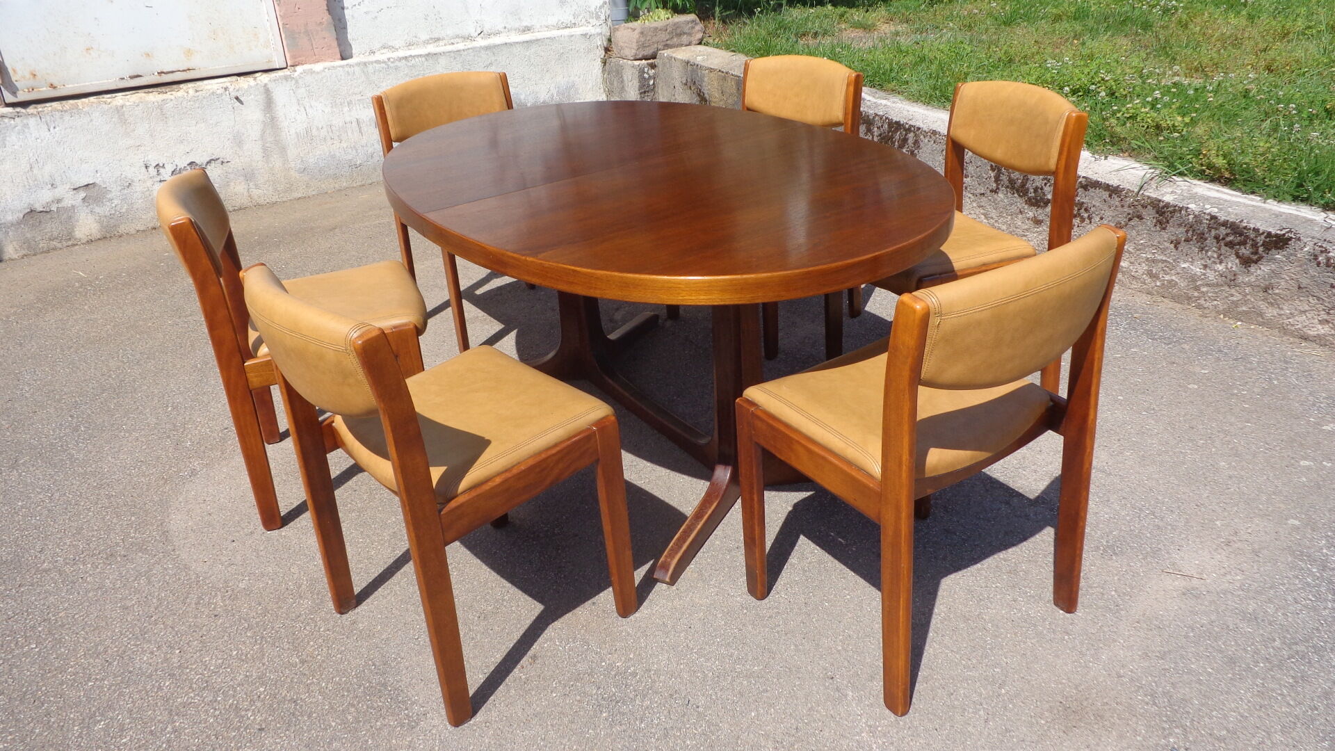 Baumann table and 6 chairs
