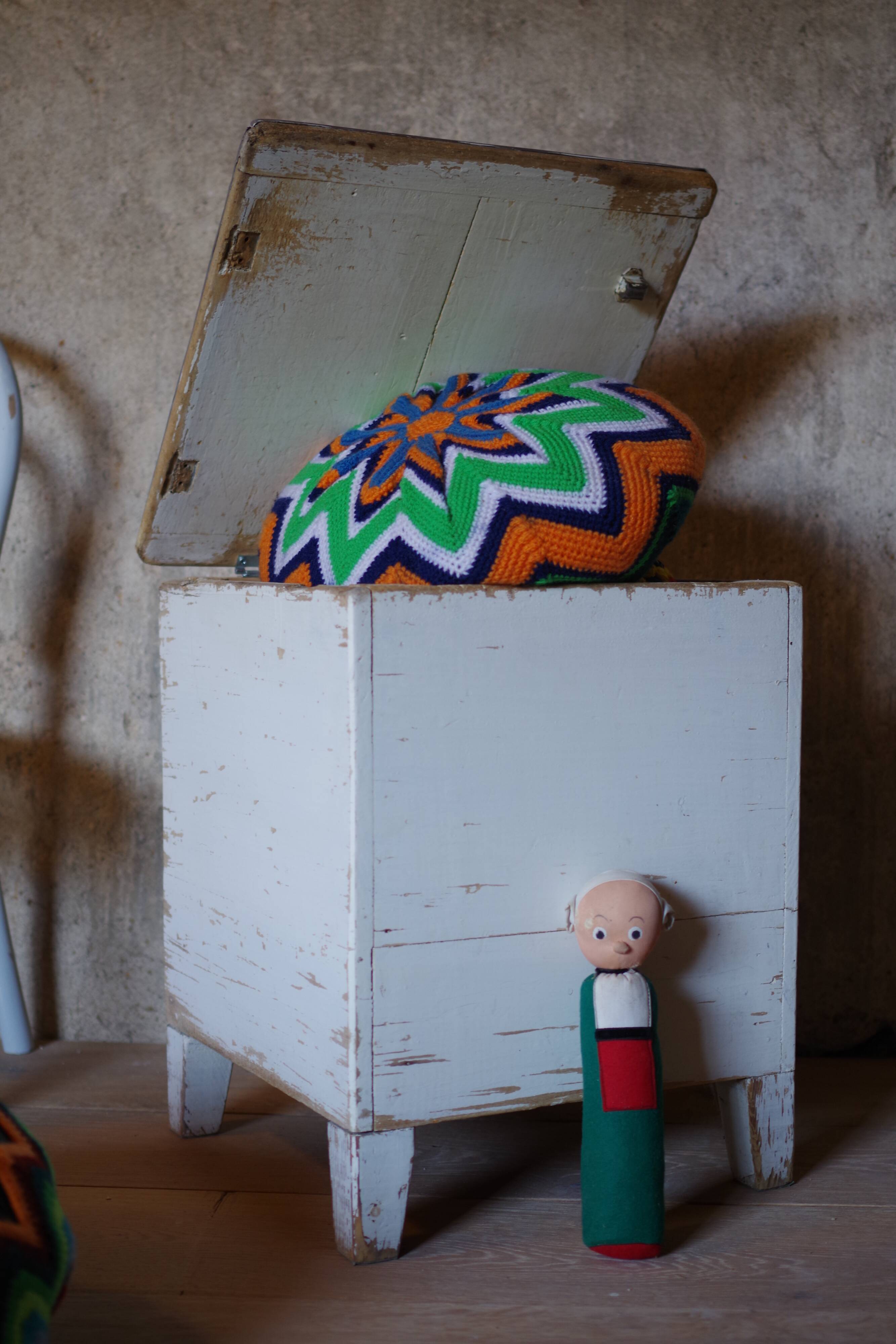 Trunk trunk stool Ottoman vintage leather white patina