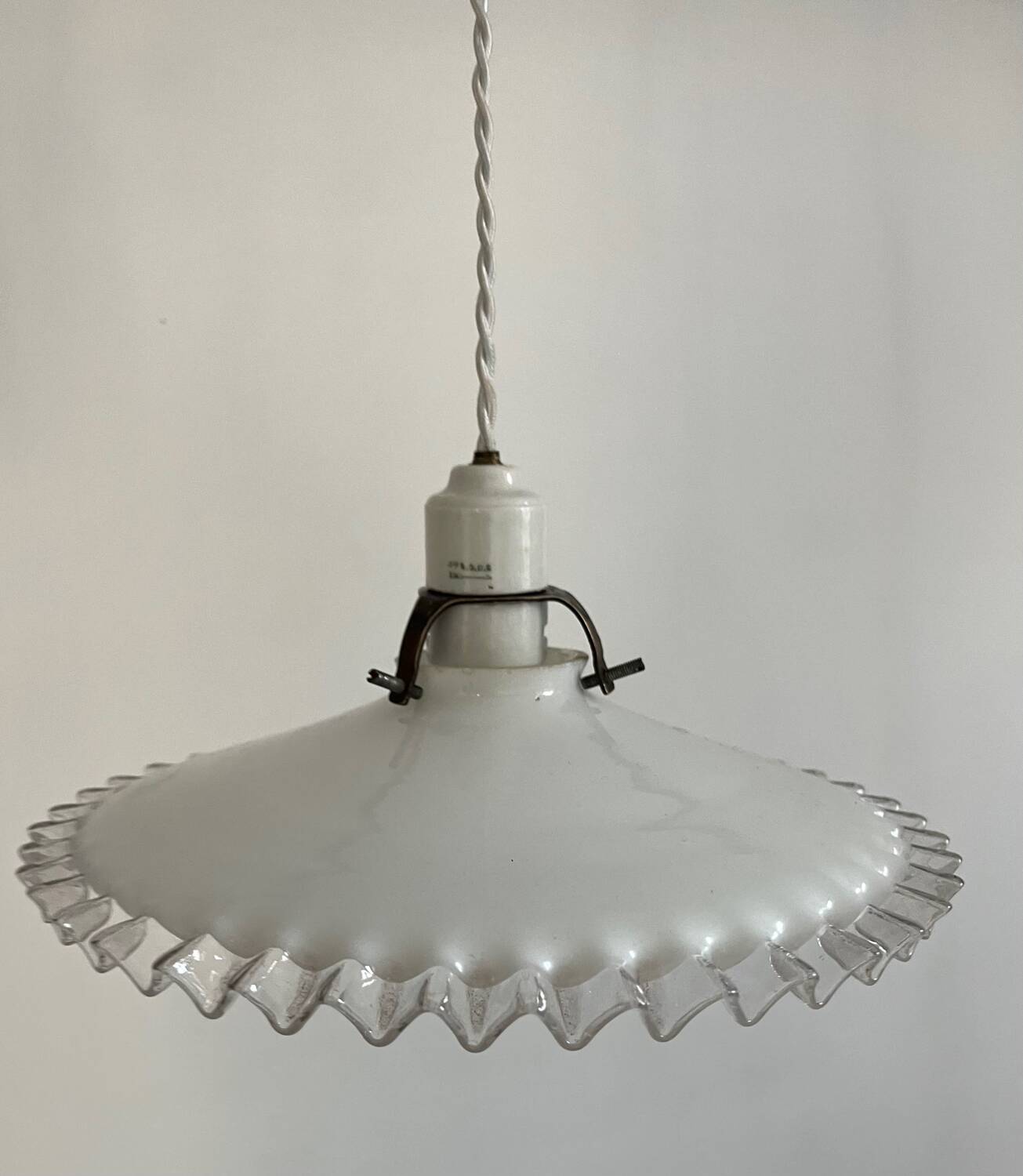 Suspension ancienne en opaline et porcelaine