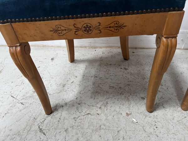 Suite de quatre chaises de style Charles X en bois d'érable XX siècle