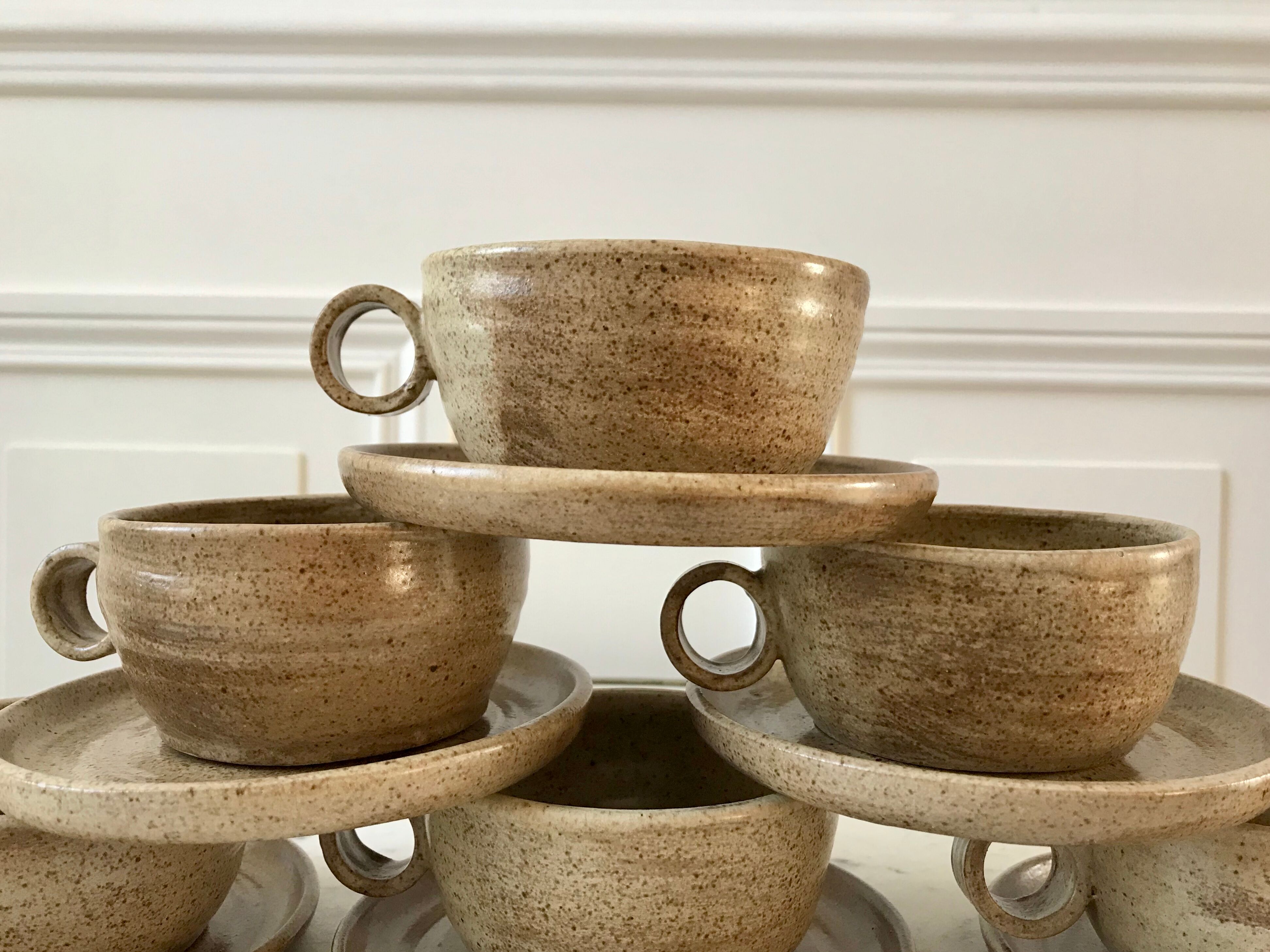 Lot de 6 tasses en grès design et ses soucoupes années 60 signées fait-main