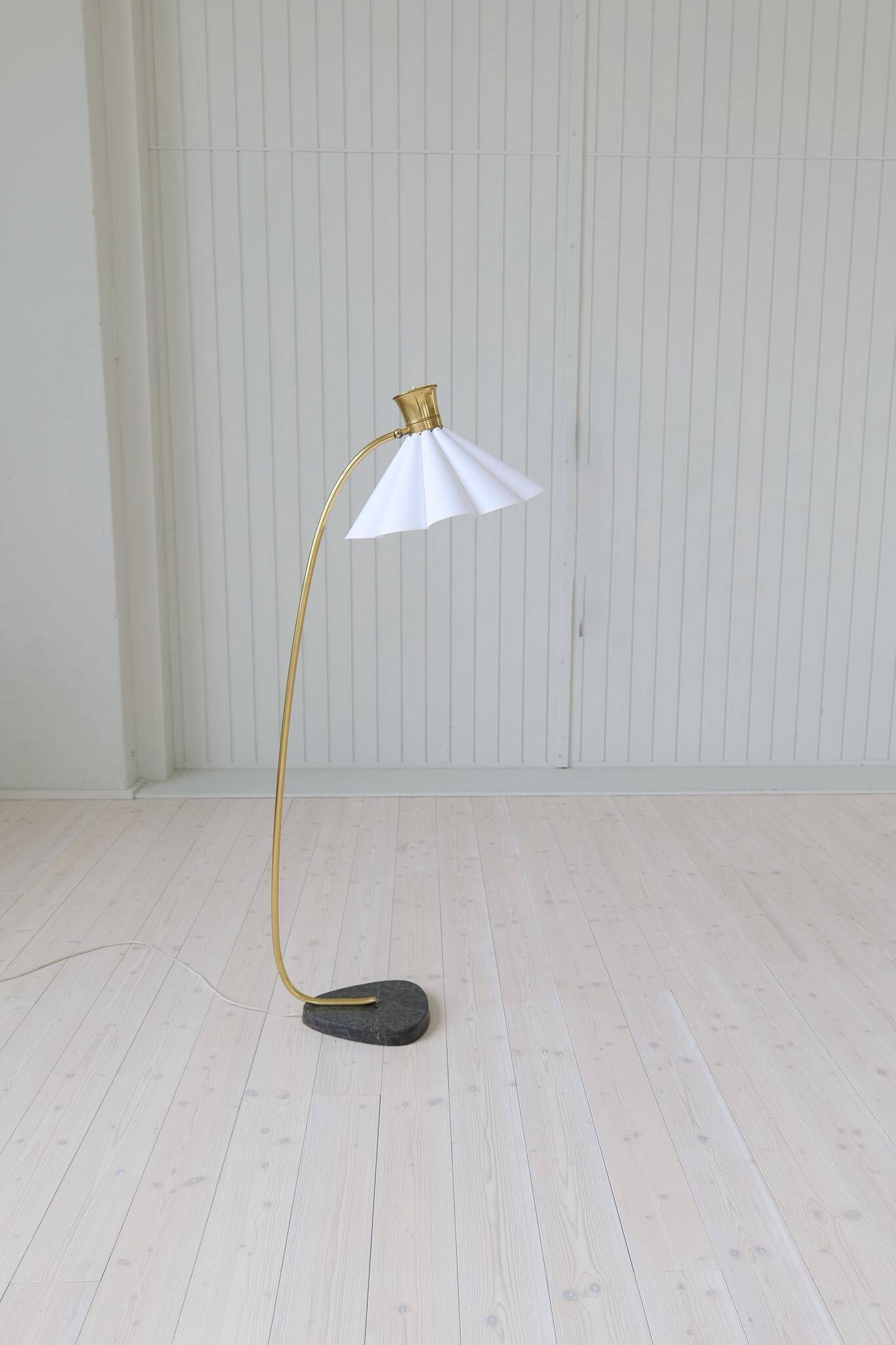Curved mid-century floor lamp in brass and stone
