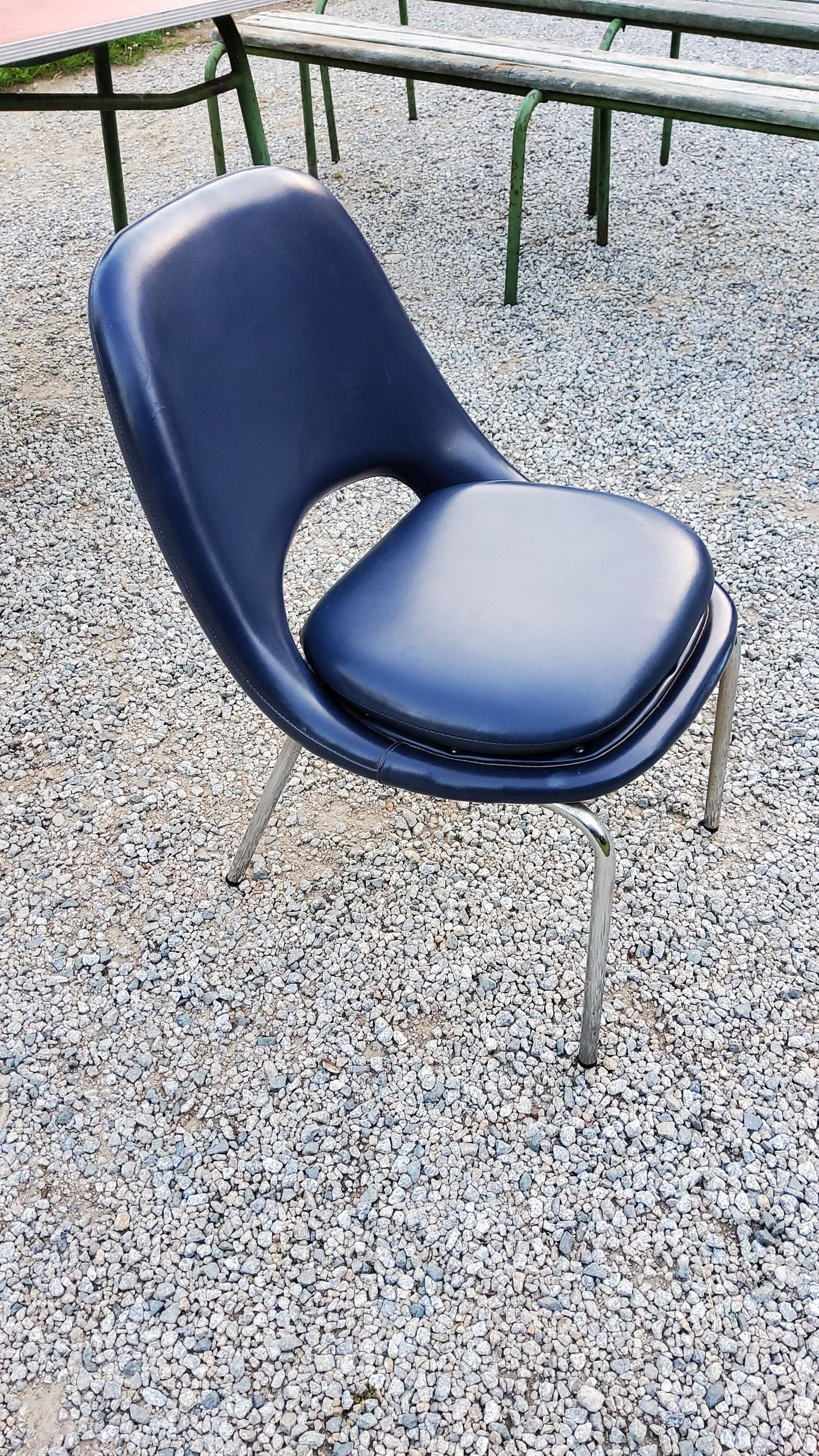 Chaise des années 70 Henry Colomer tubes chromés et skaï bleu marine