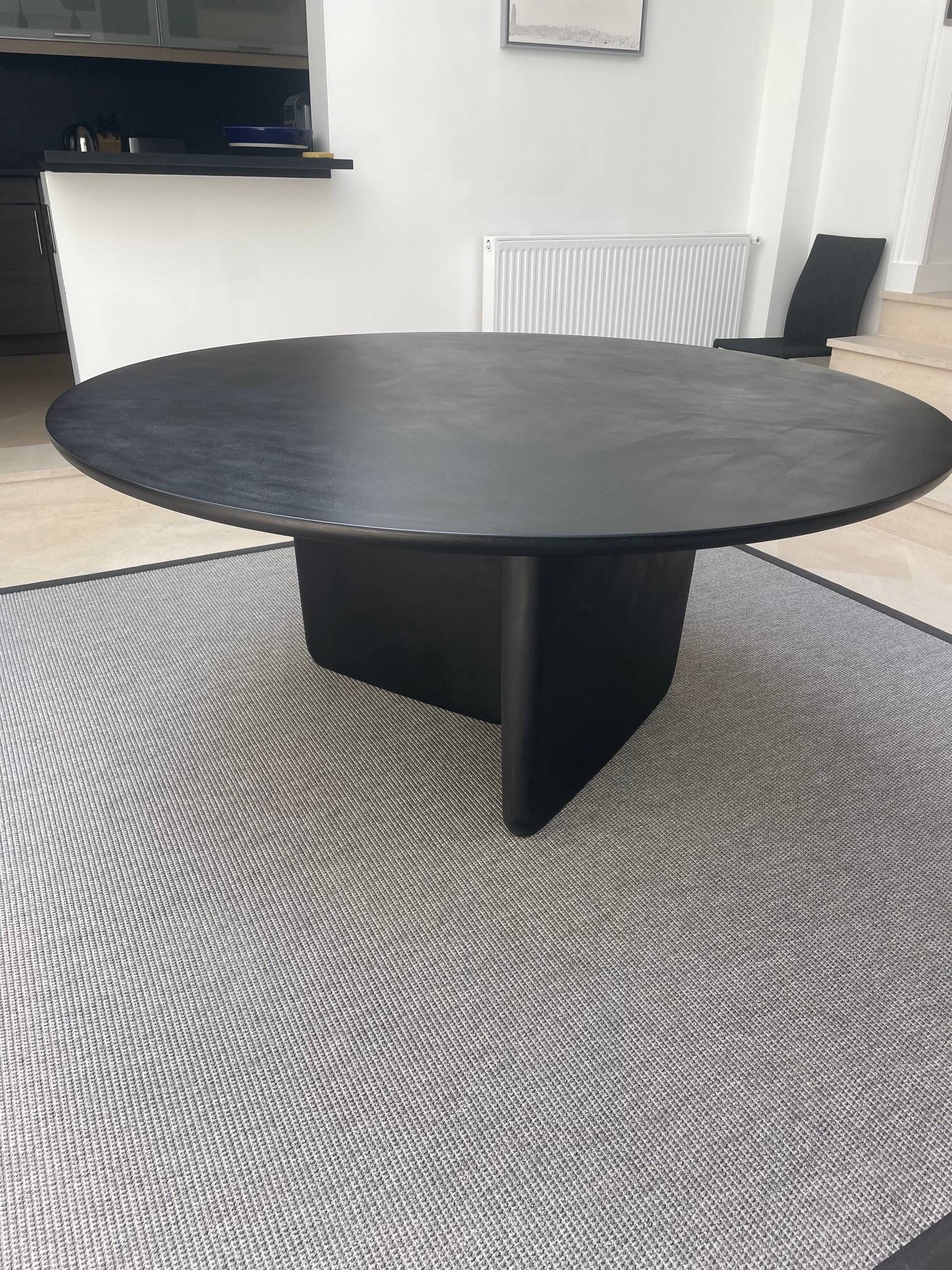 Black round table Tobi-Ishi B&B Italia design Edward Barber + Jay Osgerby