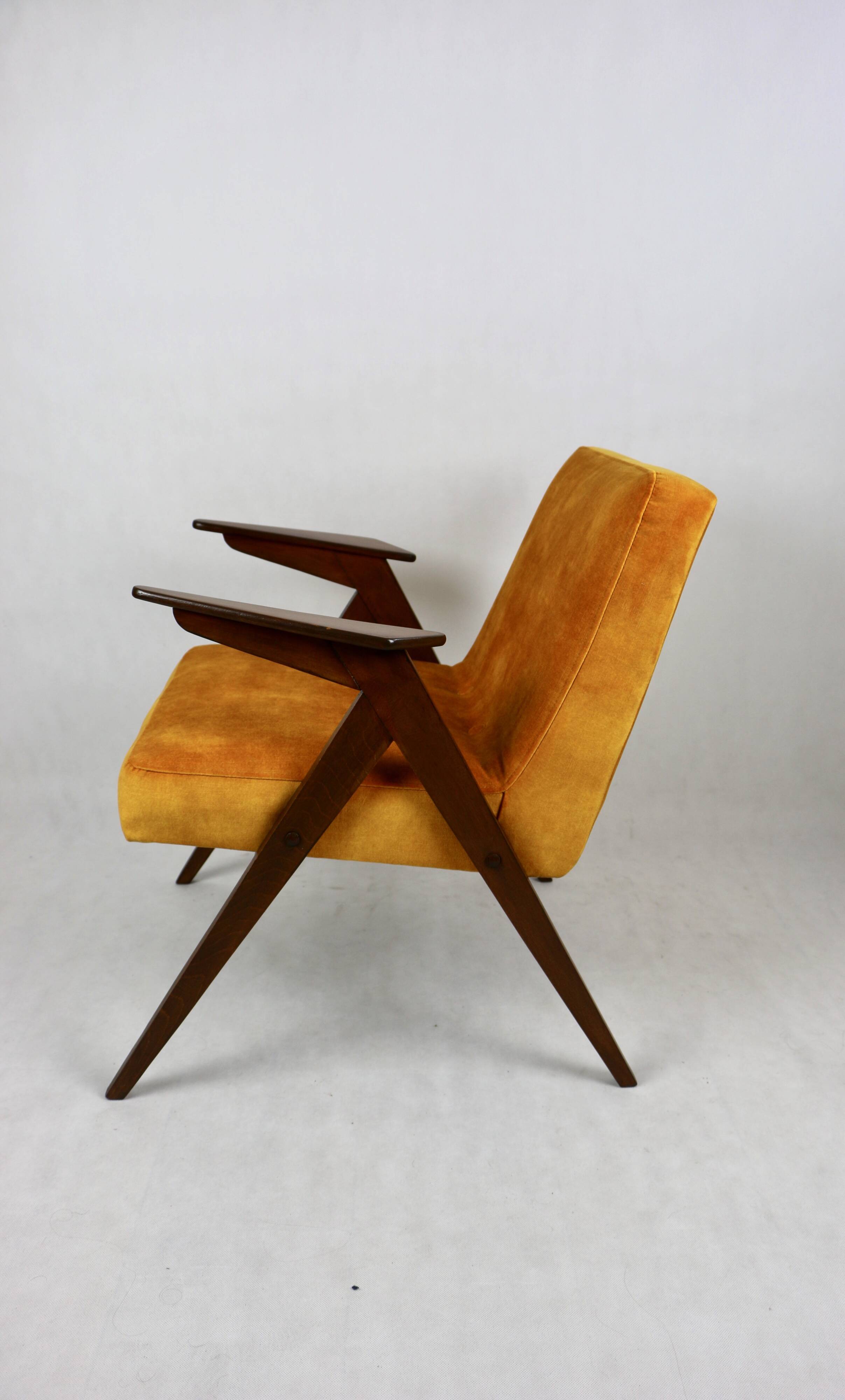 Fauteuil caméléon en or jaune attribué à jozef chierowski, 1970