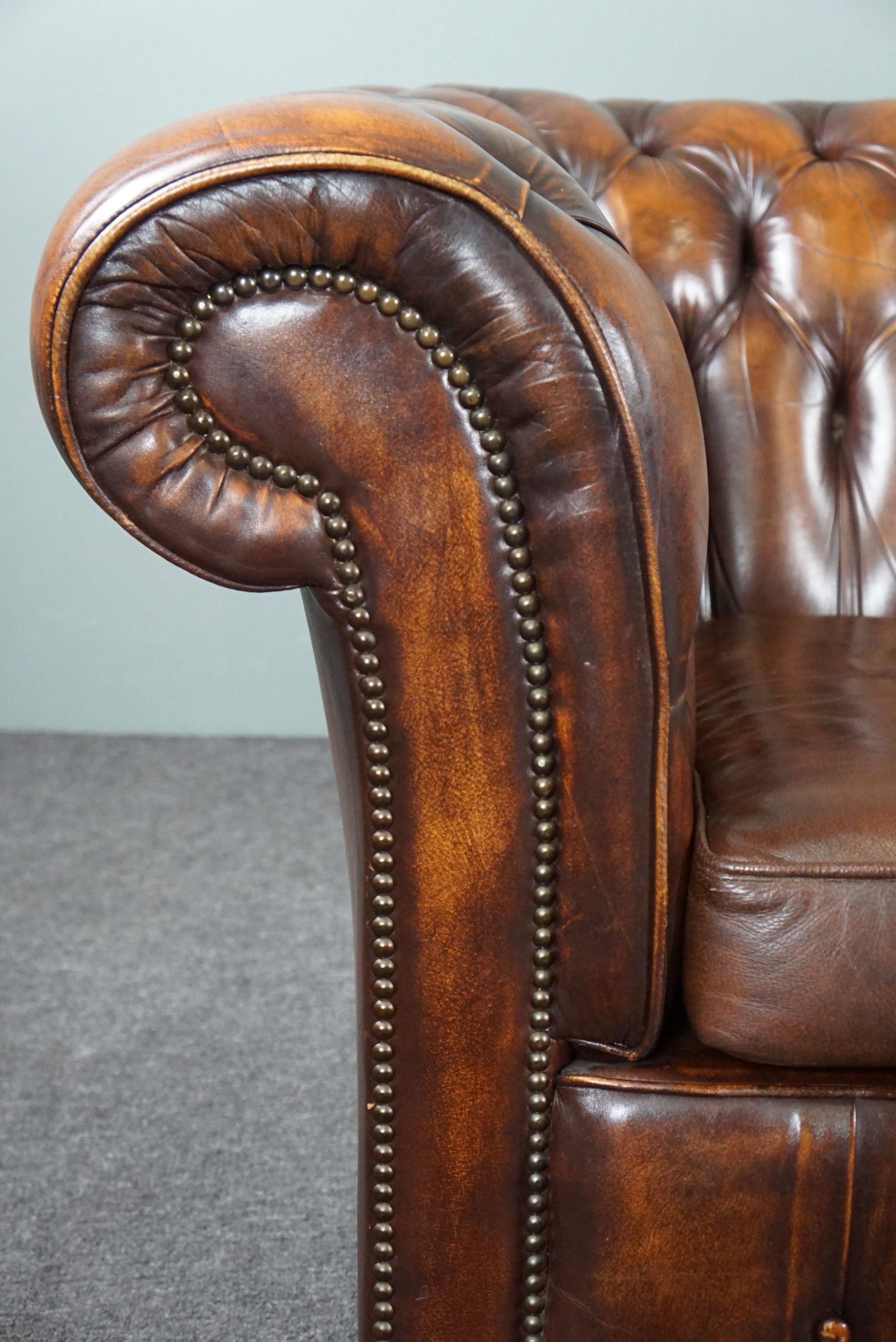 Chesterfield sofa in old cowhide 2.5 seats