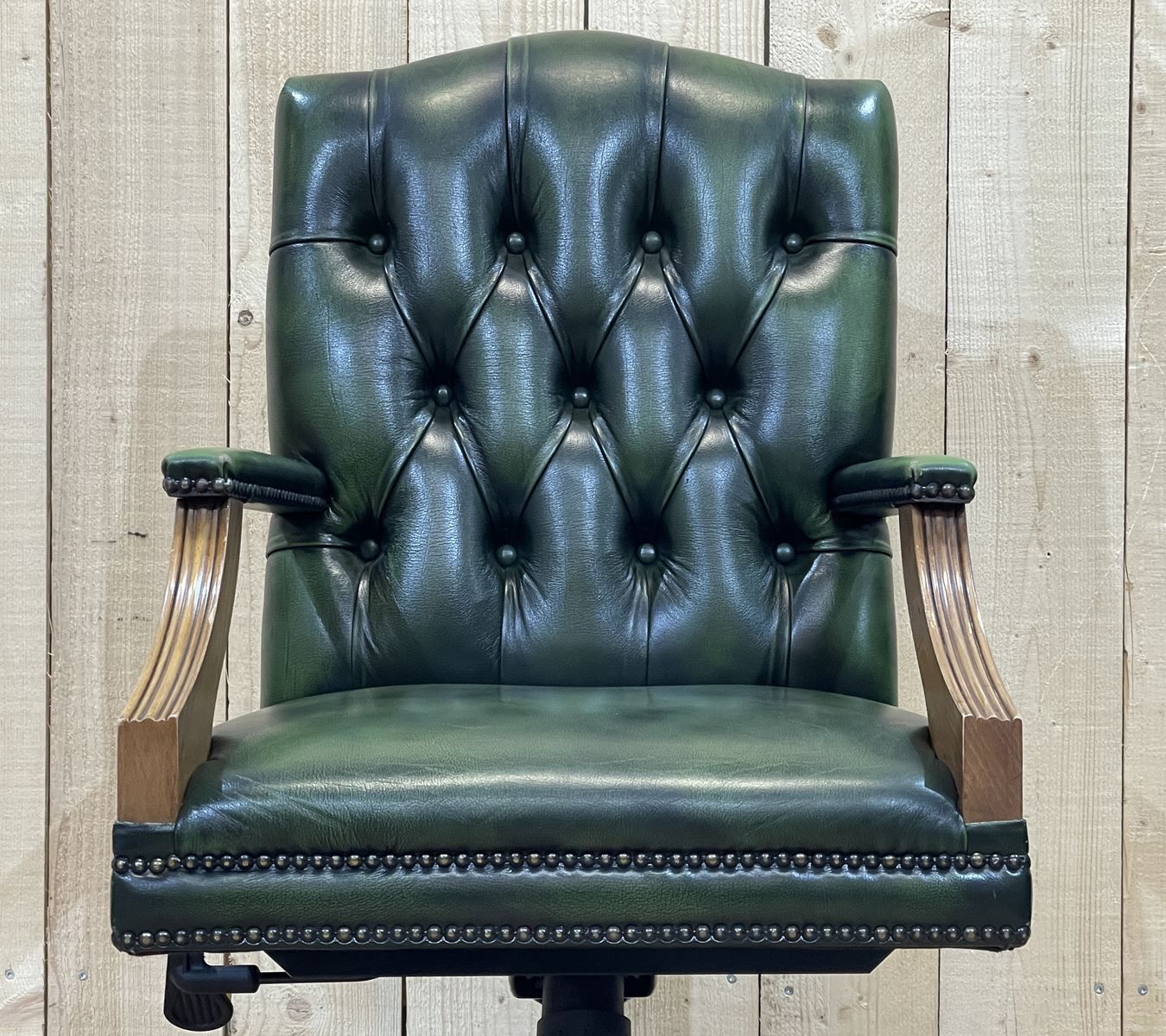 English chesterfield office armchair in green leather from the 1980s