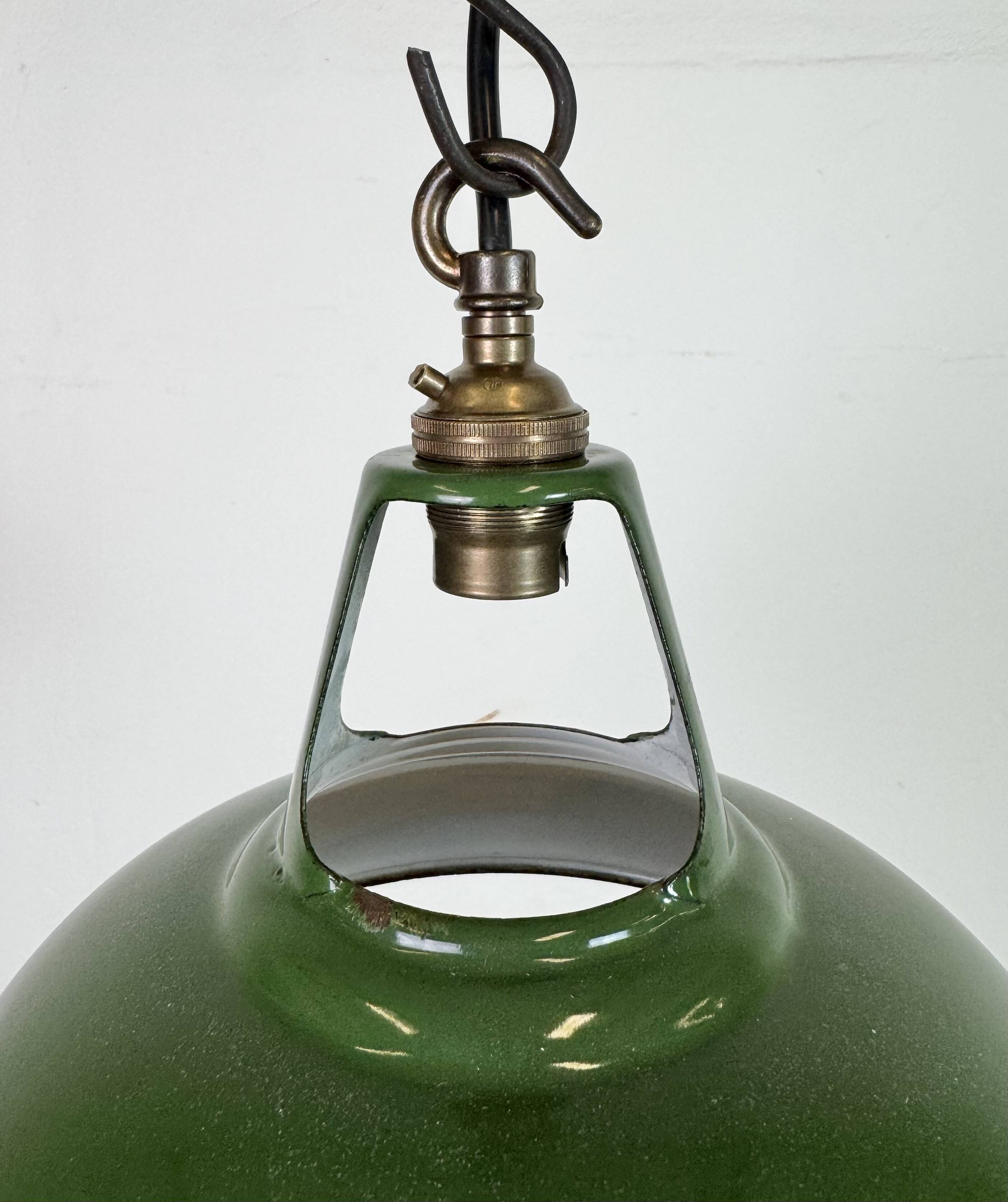 Suspension industrielle en émail vert de Coolicon, années 1950