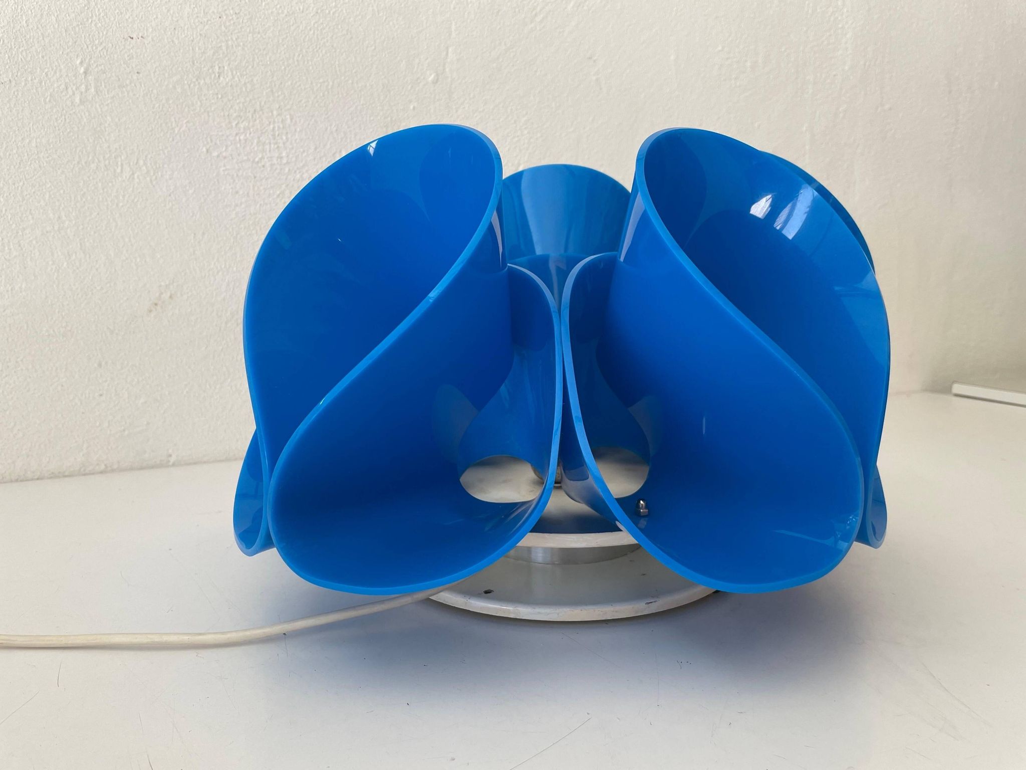 Lampe de table en plexiglas bleu Flower Design, années 1970, Italie
