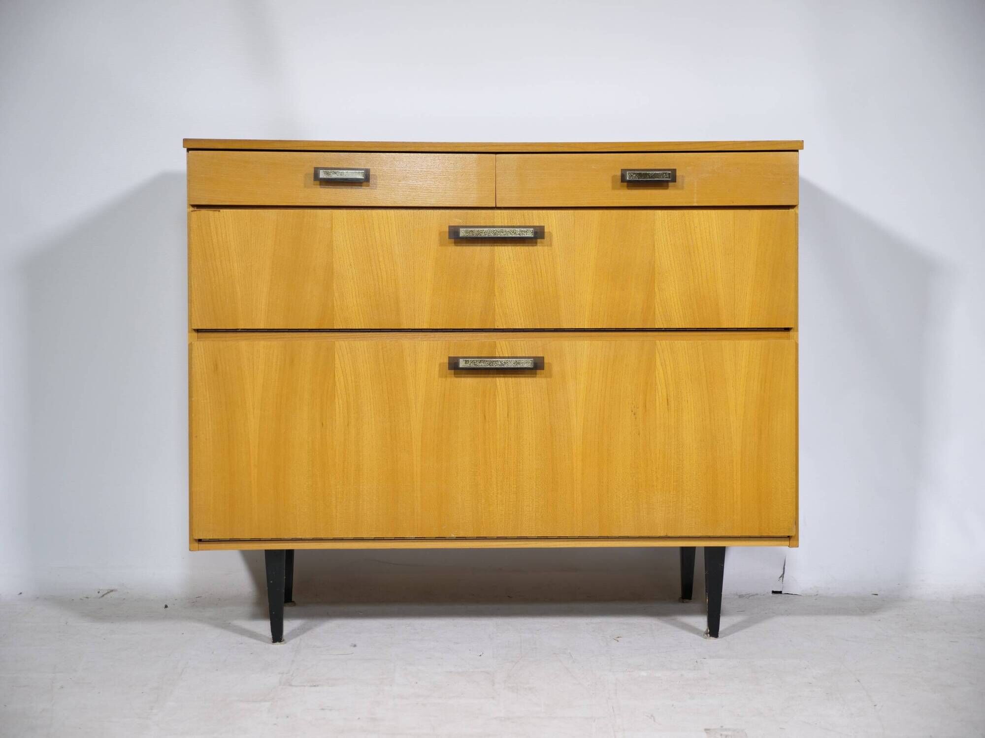 Cabinet à chaussures de style mid-century en bois d'orme, années 1960