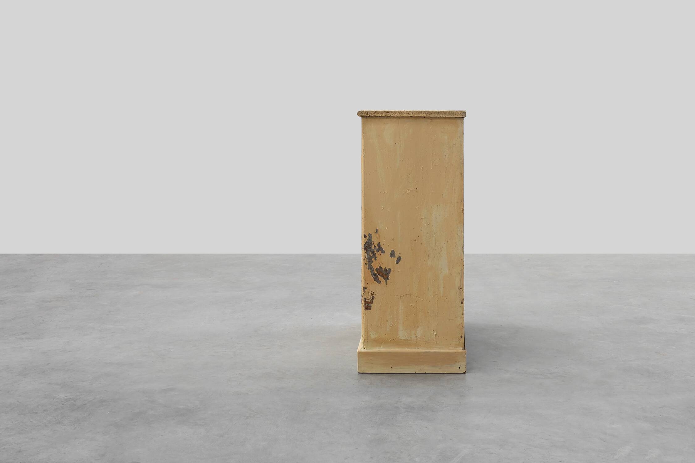 Meuble en pin du XIXe siècle provenant de Provence.