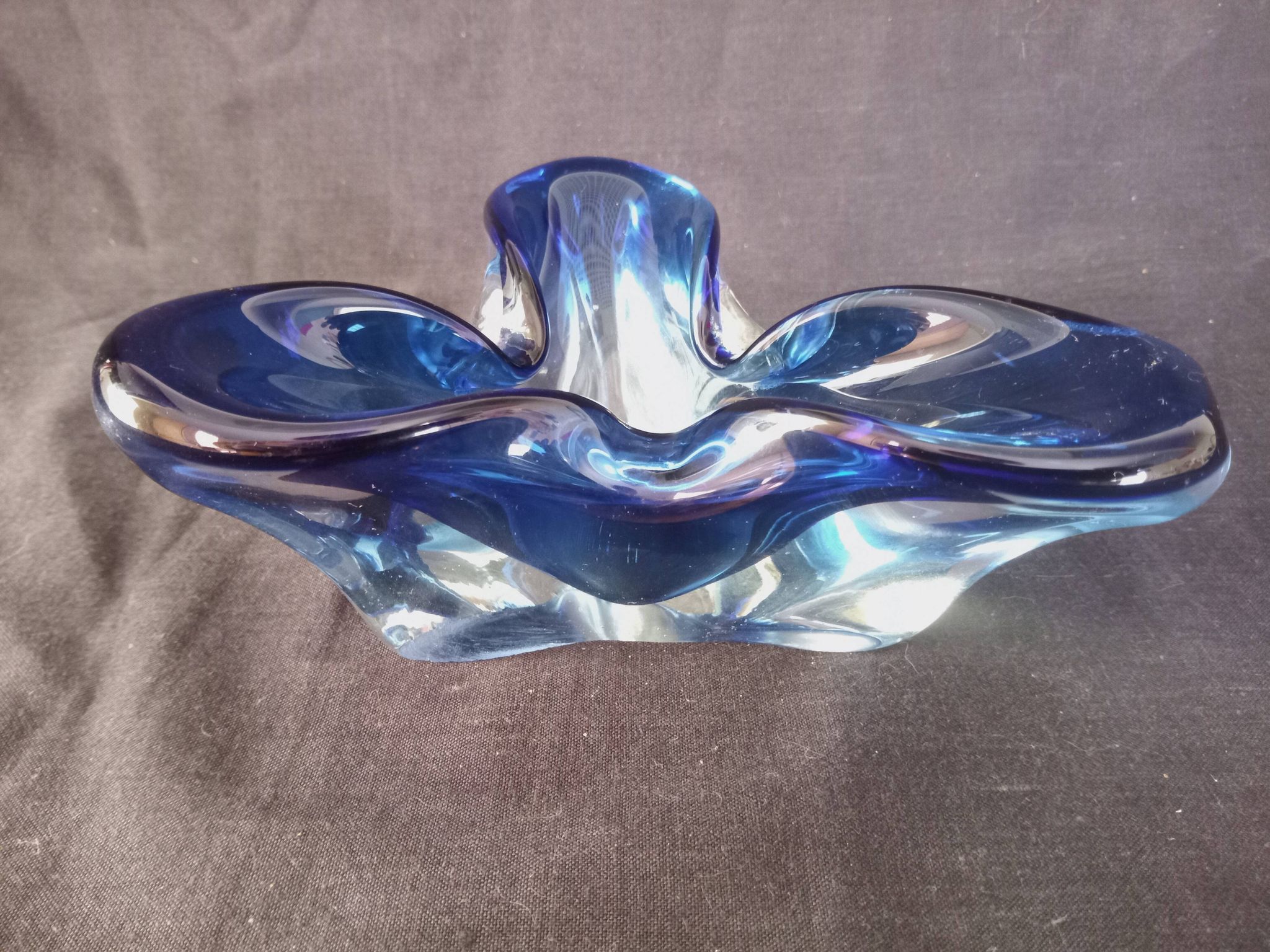 Trilobed ashtray in blue crystal