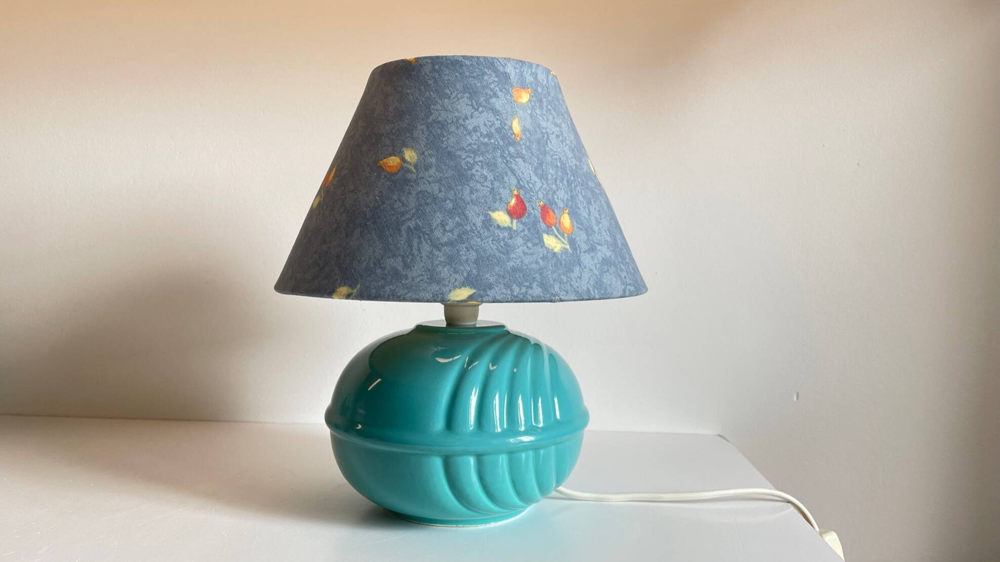 Lampe boule en céramique bleue vintage