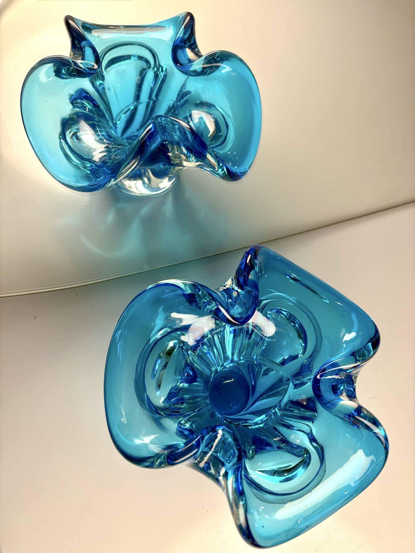 Cendrier sculptural en verre soufflé bleu 1960-1970