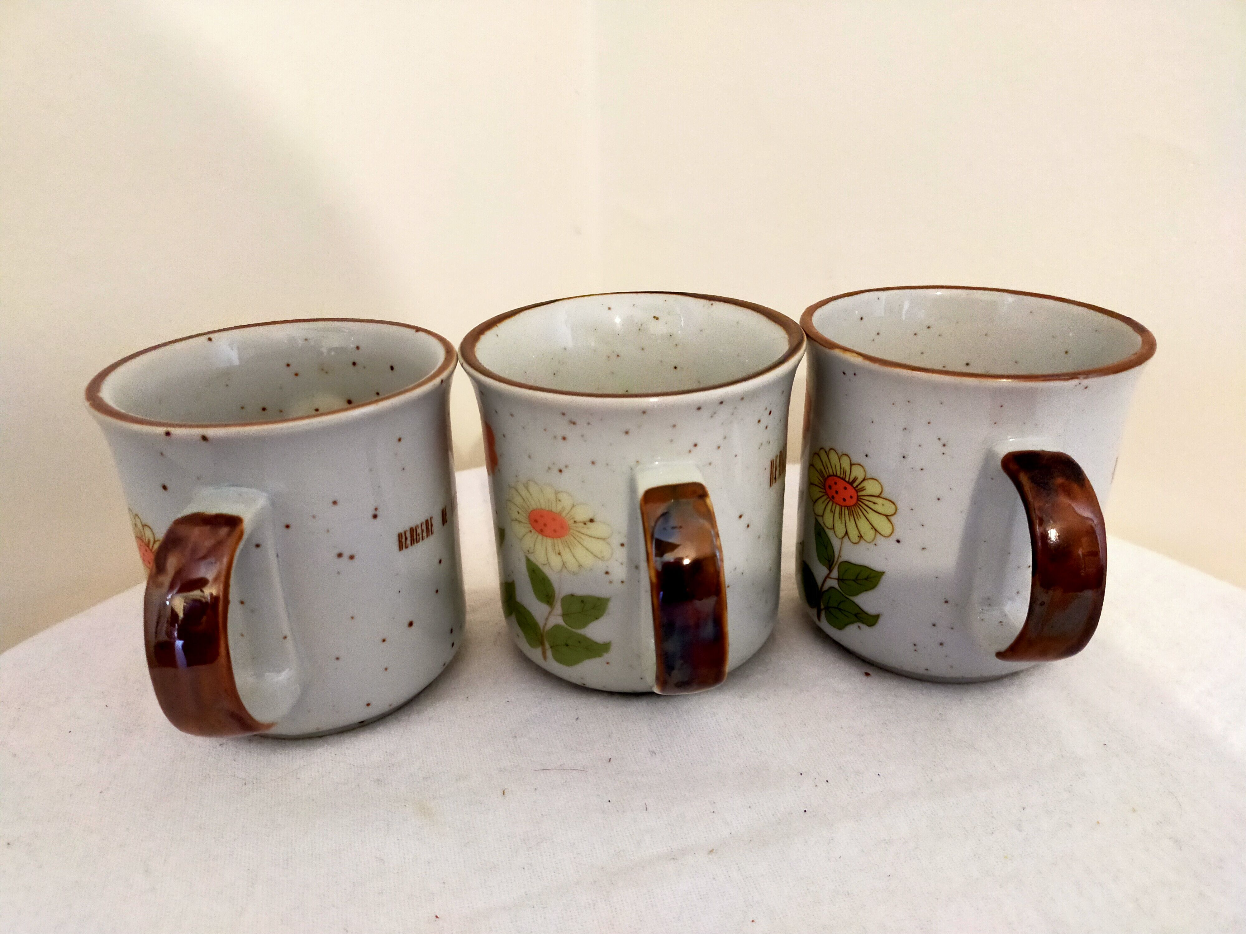 Set three flowered sandstone mugs