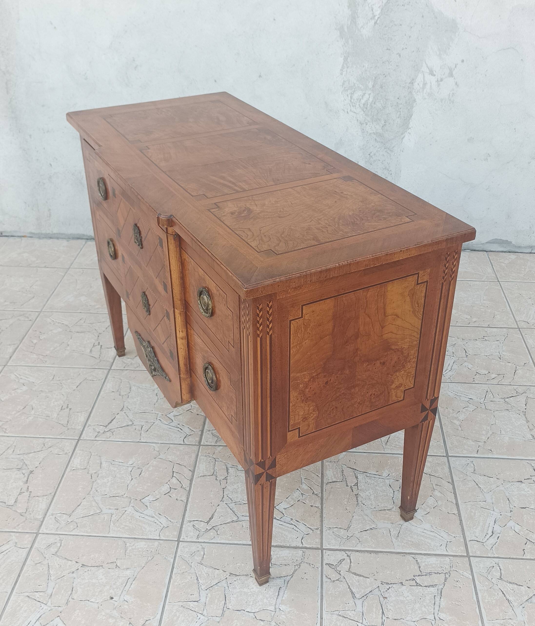 Louis XVI chest of drawers stamped in Faubourg Saint Antoine marquetry