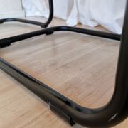 Lot de 4 chaises de salle à manger vintage en cuir matelassé : base en métal noir