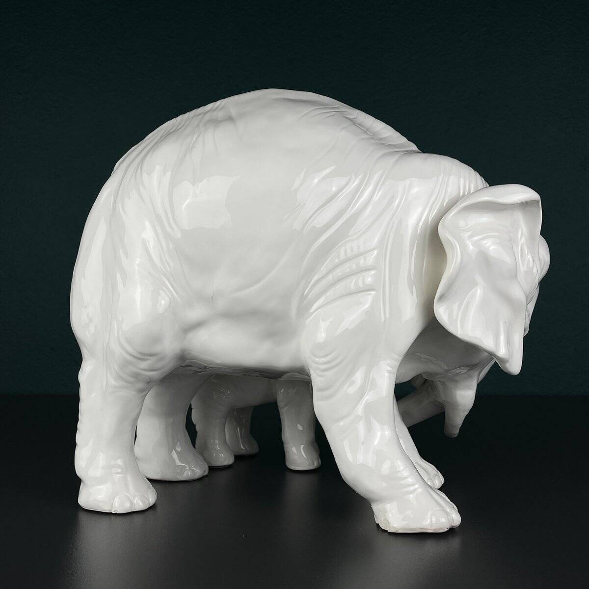 White porcelain figurine of an elephant and baby by Artepiu Este, Italy, 1990s.