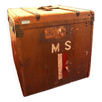 Lavoët hat trunk