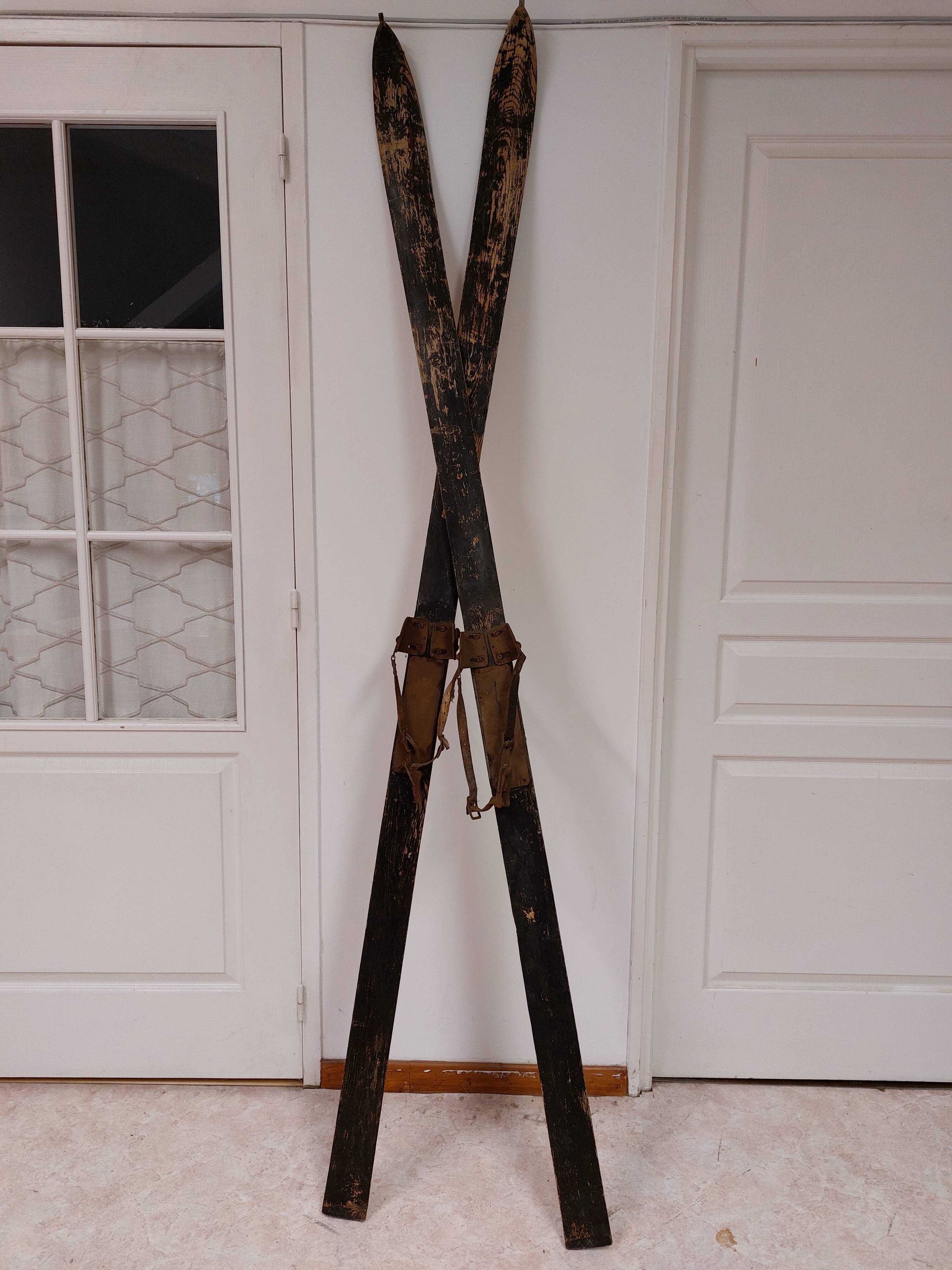 Paire de skis anciens noirs en bois 215 cm