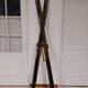 Paire de skis anciens noirs en bois 215 cm